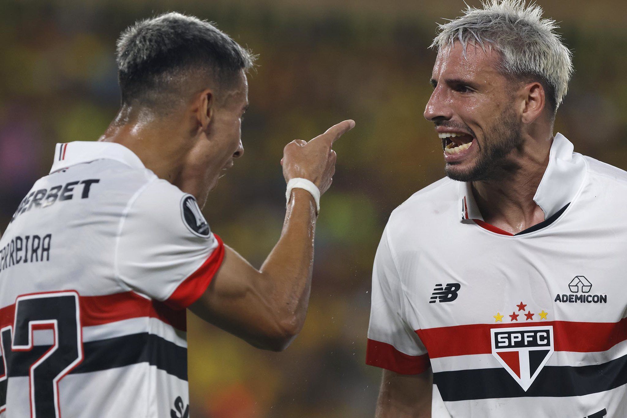 Ferreira deixa jogo com dores na coxa e preocupa São Paulo