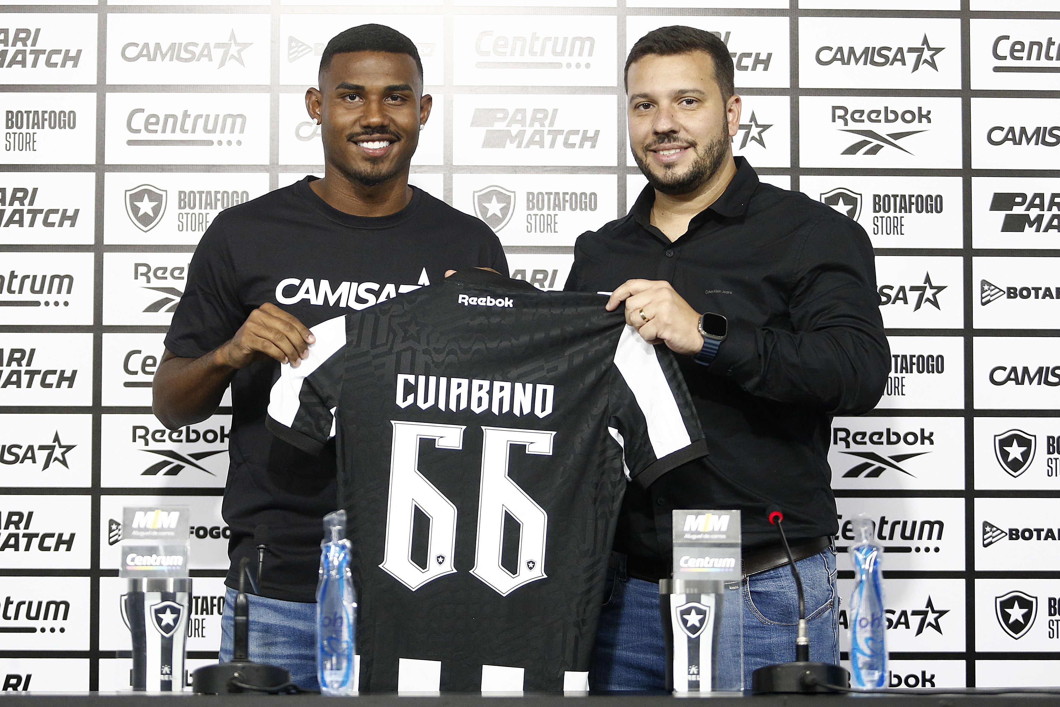 Feliz, Cuiabano é apresentado no Botafogo: 'Me sinto melhor como lateral'