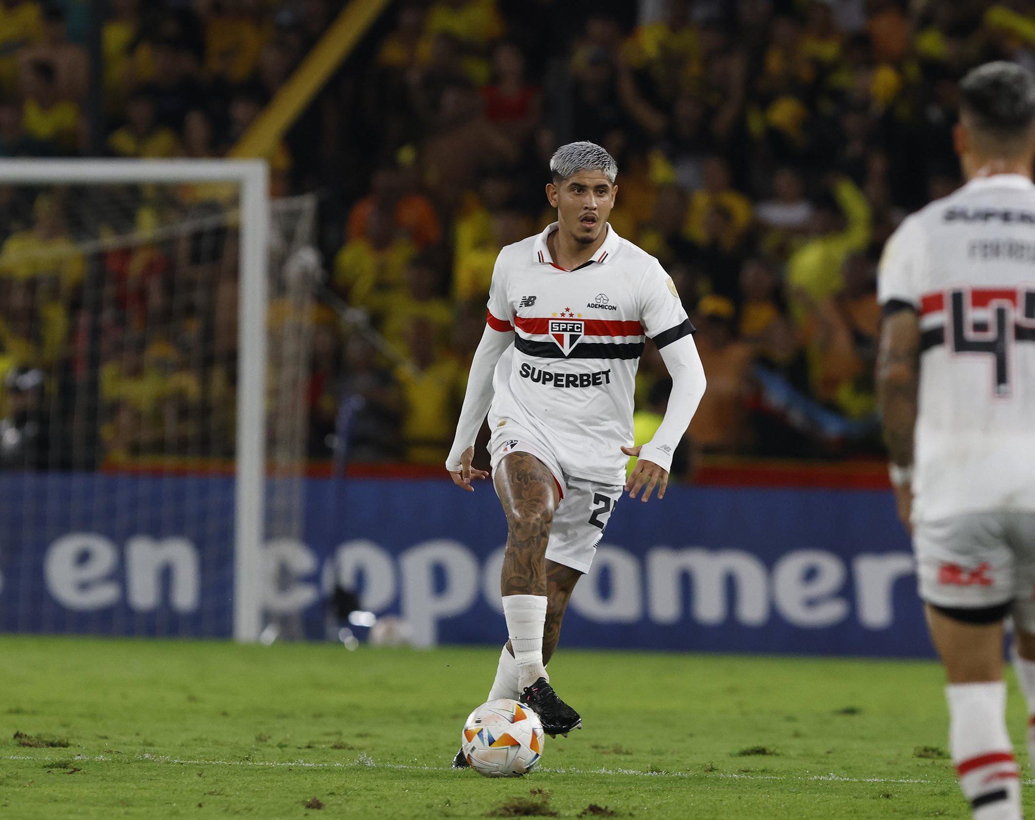 Zagueiro da sorte? Sem perder pelo São Paulo neste ano, argentino retoma espaço