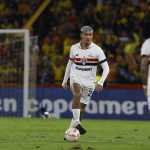 Zagueiro da sorte? Sem perder pelo São Paulo neste ano, argentino retoma espaço