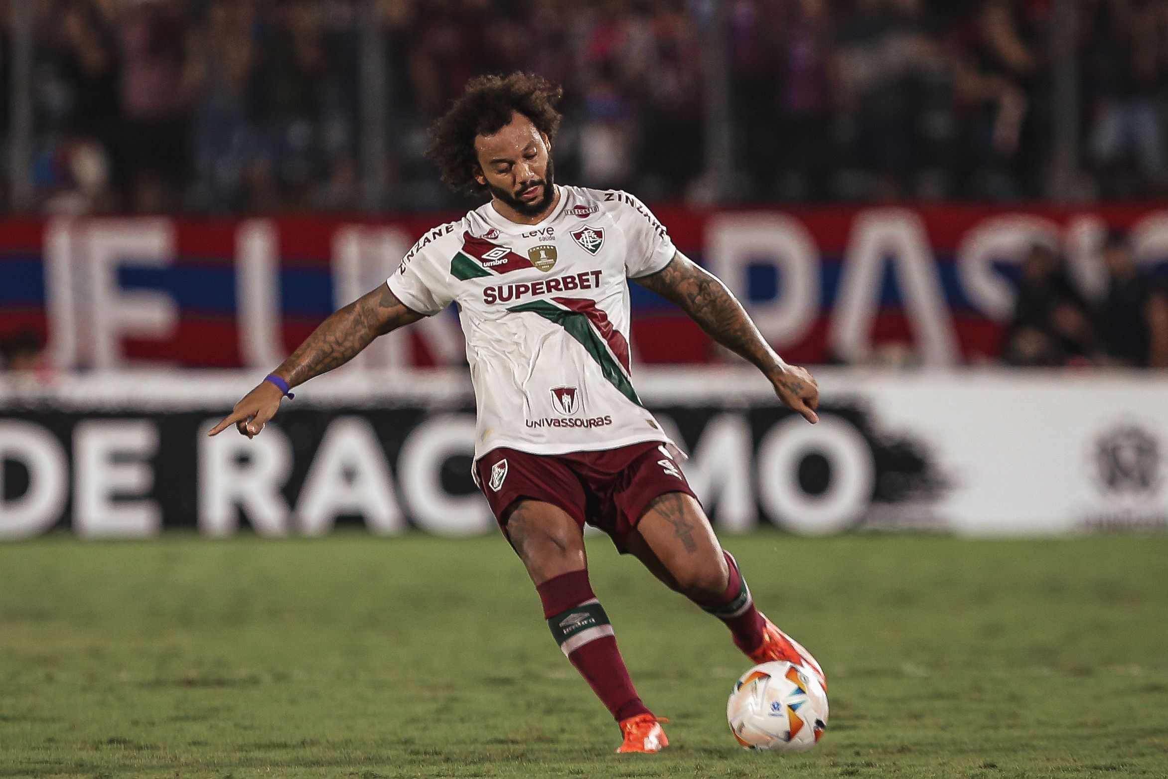 Marcelo volta da Espanha e vai reforçar o Fluminense diante do Atlético