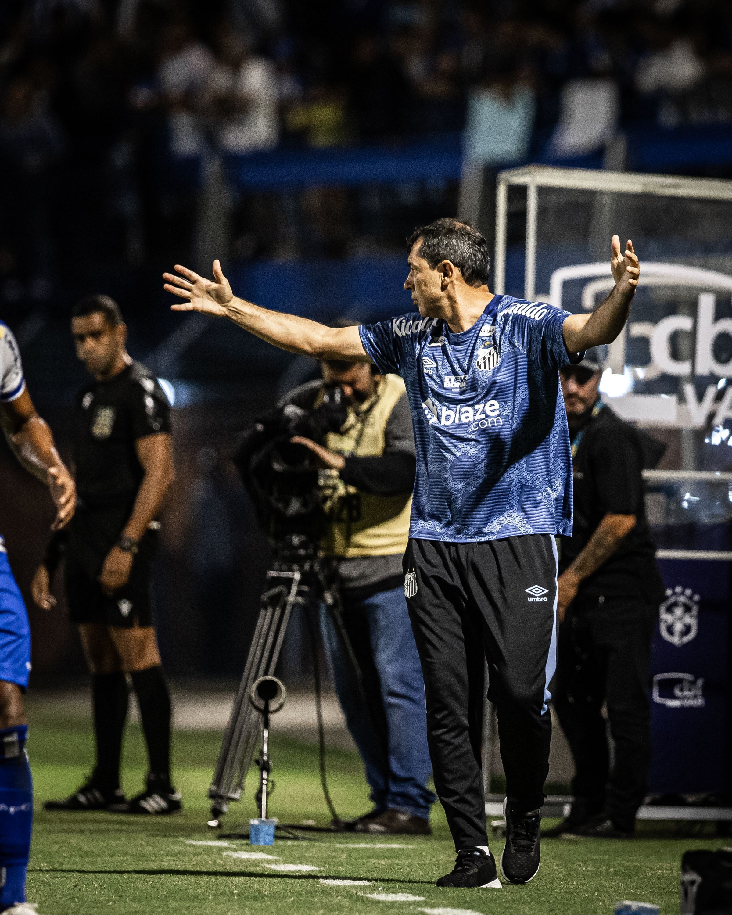 Carille aponta favoritismo do Santos na Série B: 'Somos um candidato fortíssimo'