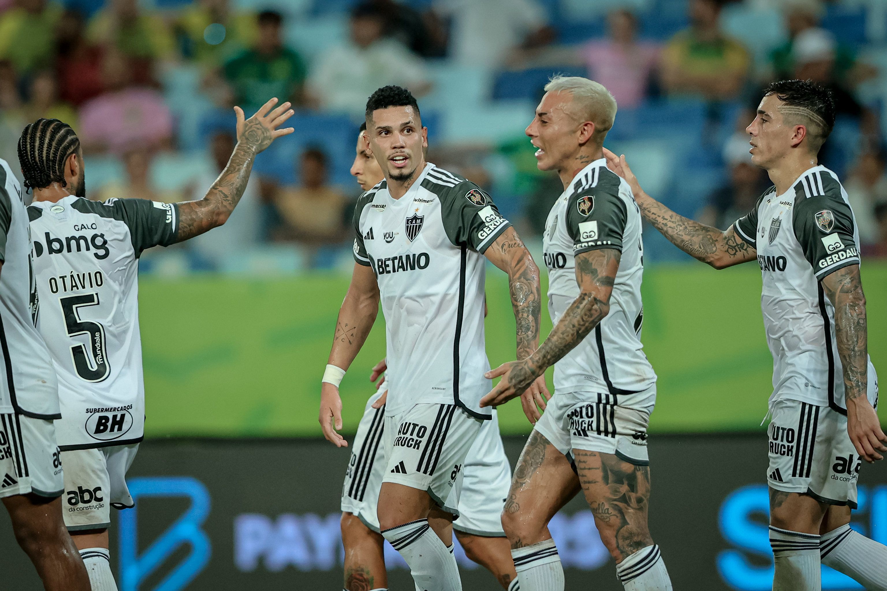 Artilheiro do Atlético em 2024, Paulinho rasga elogios a Vargas