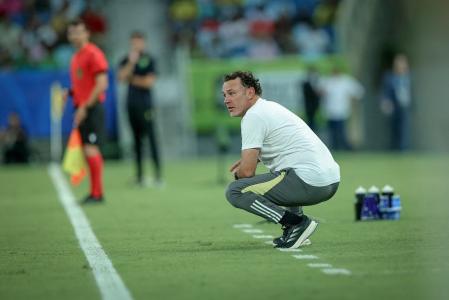 Gabriel Milito, técnico do Atlético, orienta equipe durante partida