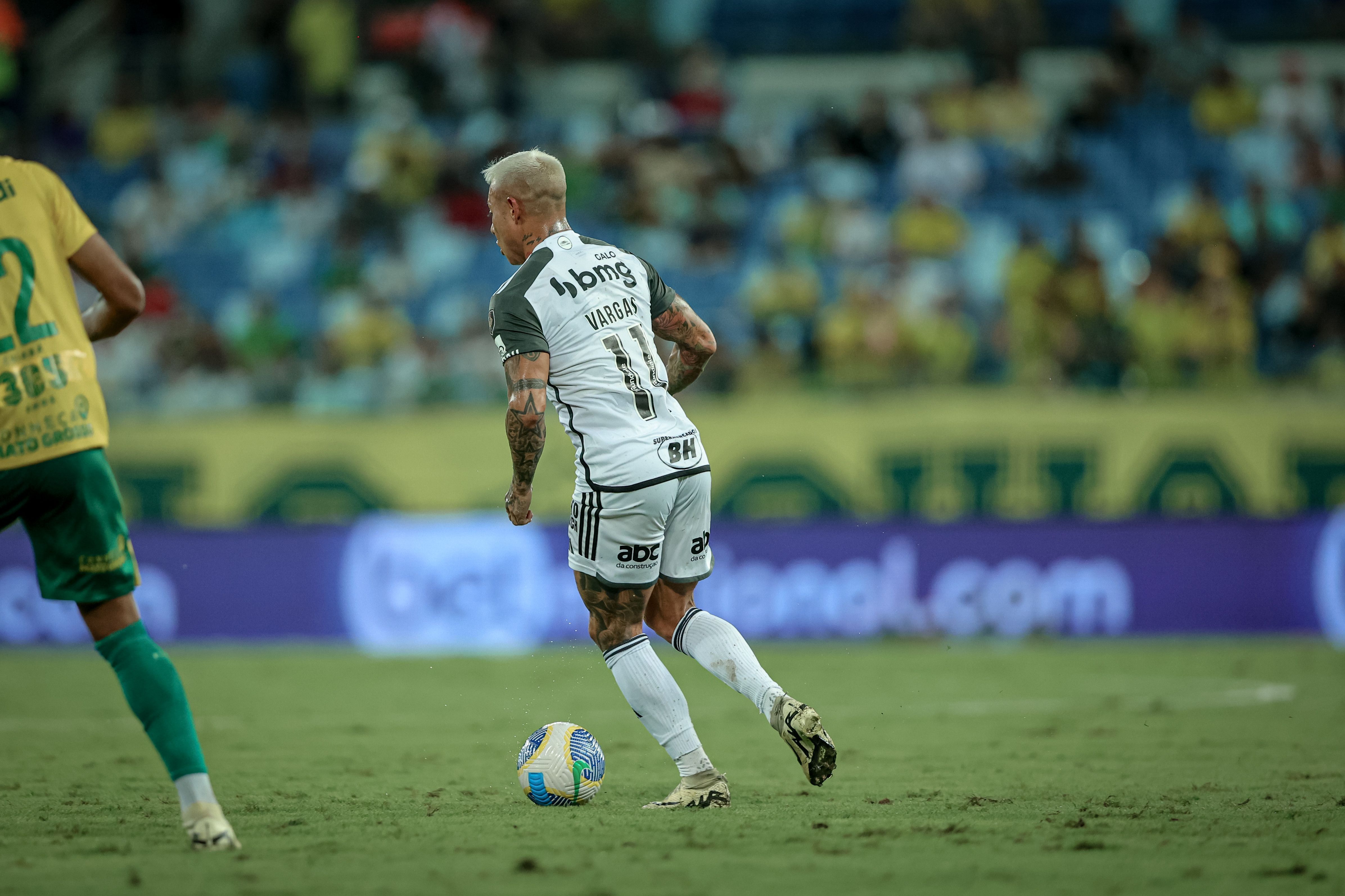 Milito responde se contará com Vargas para duelo do Atlético com o Flamengo