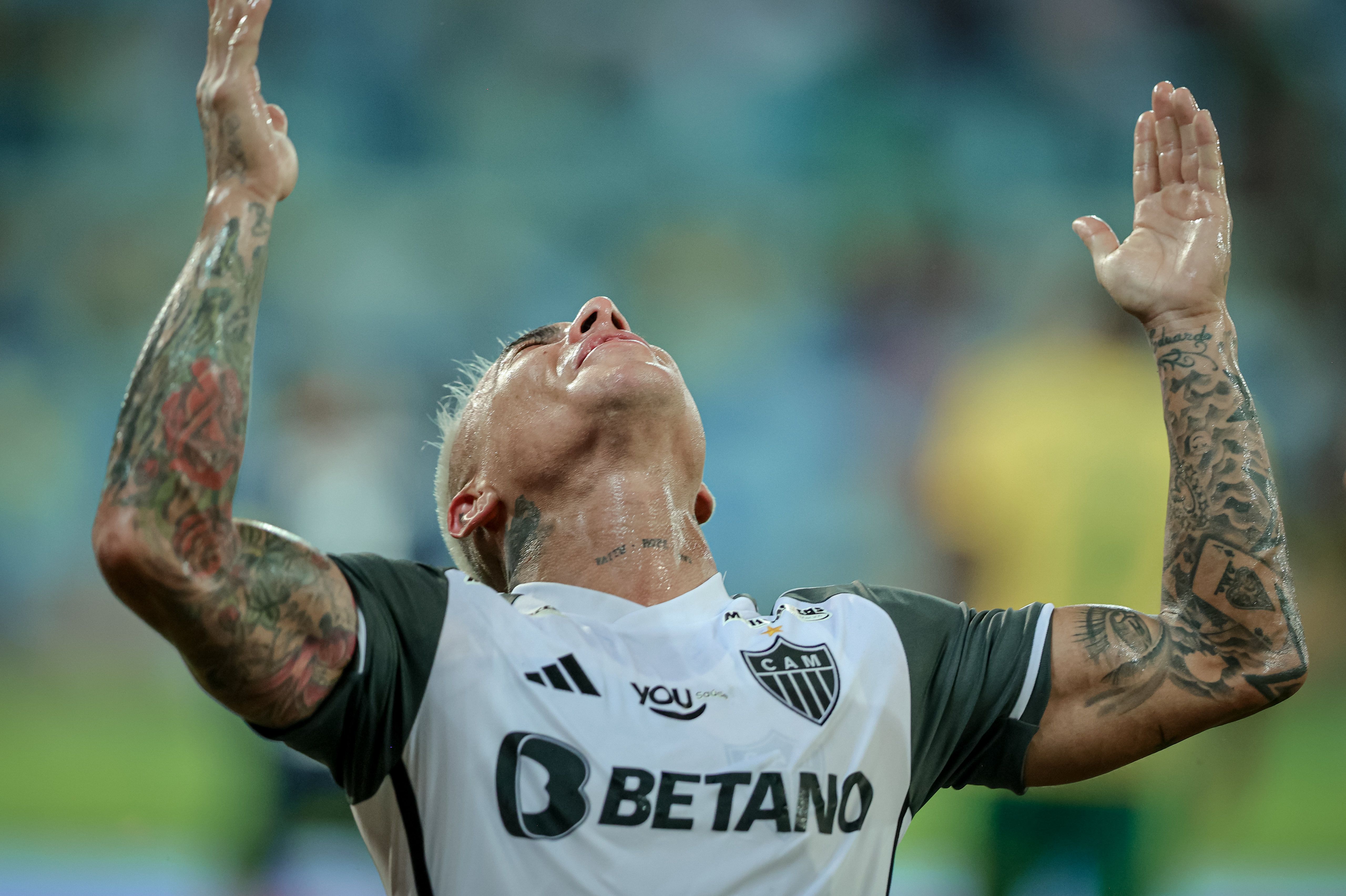 Atlético goleia lanterna Cuiabá e entra no G4 do Brasileiro