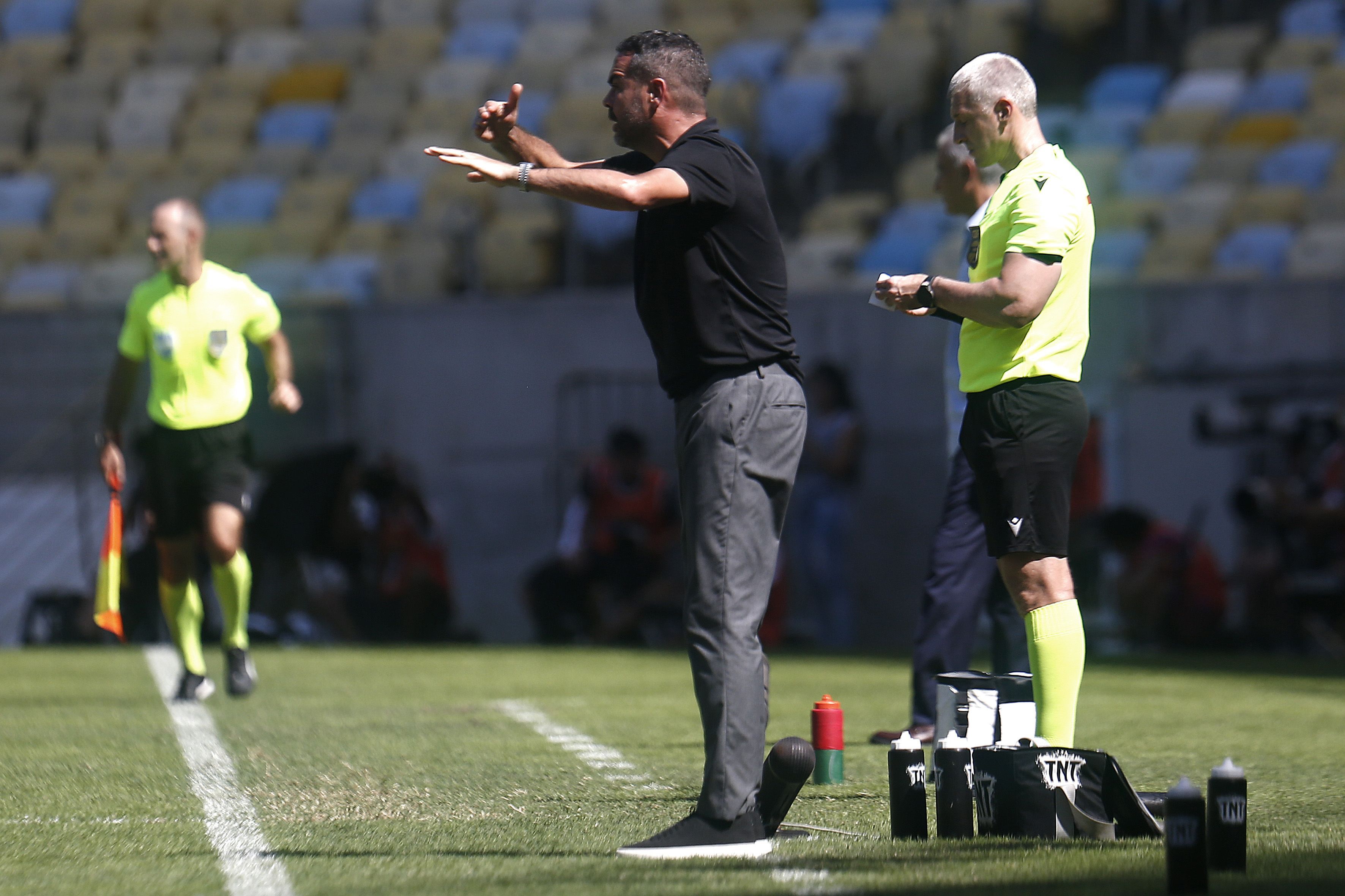 Artur Jorge freia empolgação no Botafogo: 'Vencemos apenas mais um jogo'