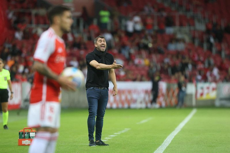 Triste, Coudet dispara contra críticas: 'Com esse clima o Inter não vai ser campeão'