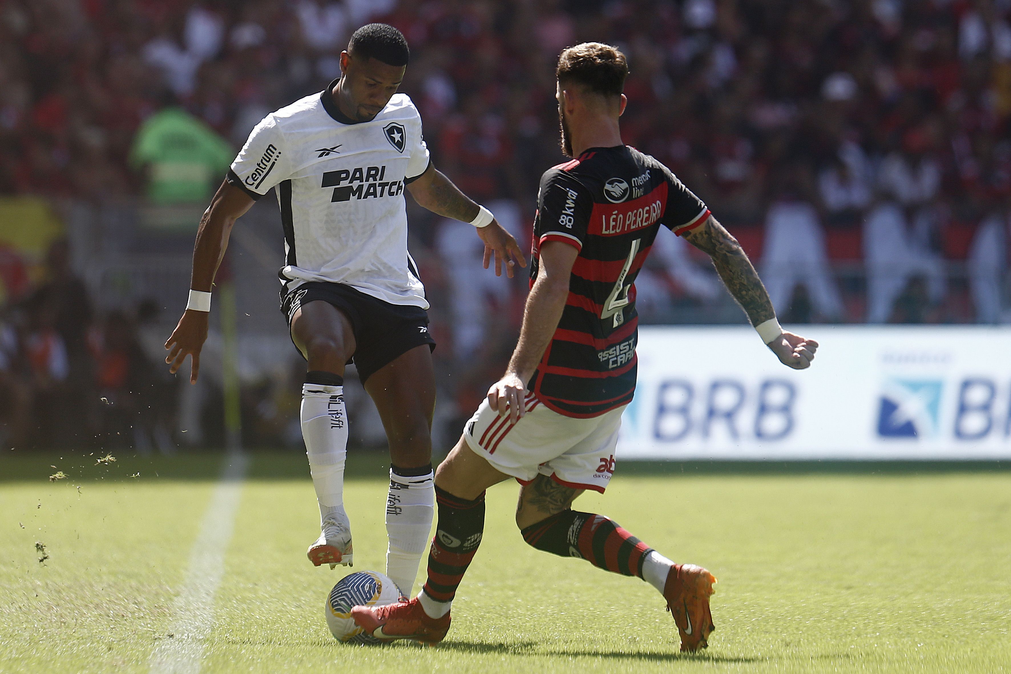 Empresa contratada por Textor aponta gol irregular do Botafogo contra o Flamengo