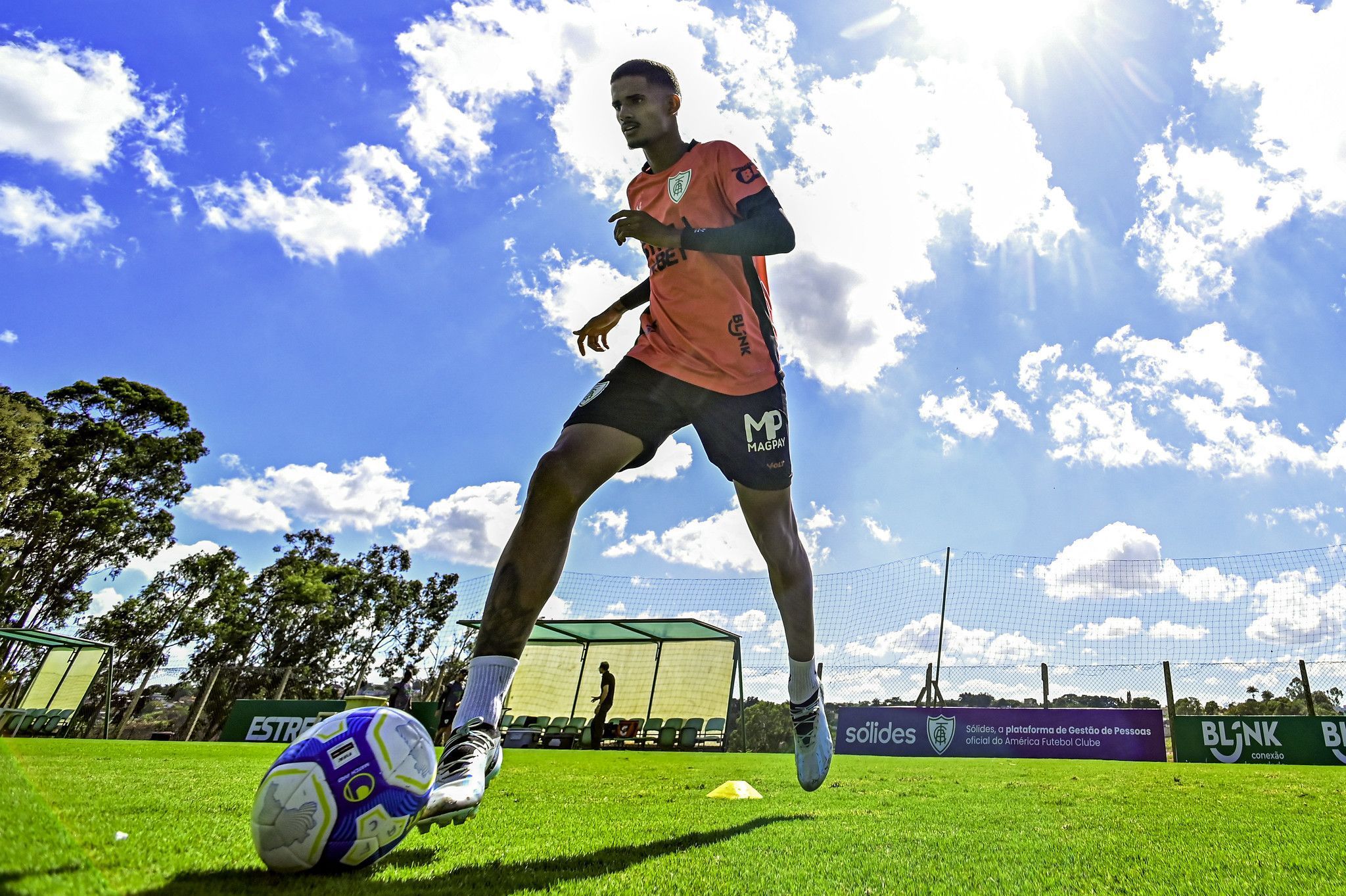 Zagueiro deve deixar o América antes mesmo de estreia; entenda