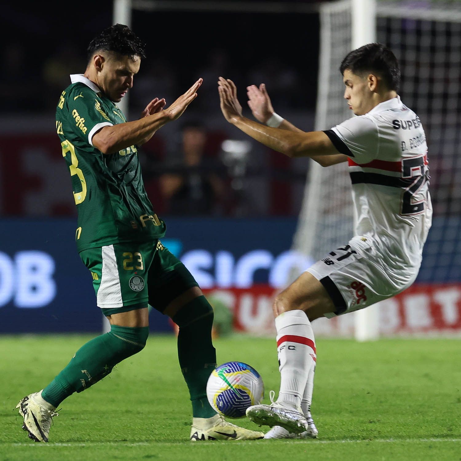 Em duelo direto pelo G4, Palmeiras e São Paulo fazem clássico 'espremido' pela Libertadores