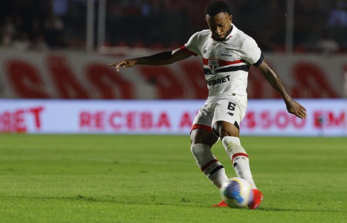 Lateral-esquerdo Welington em jogo pelo São Paulo