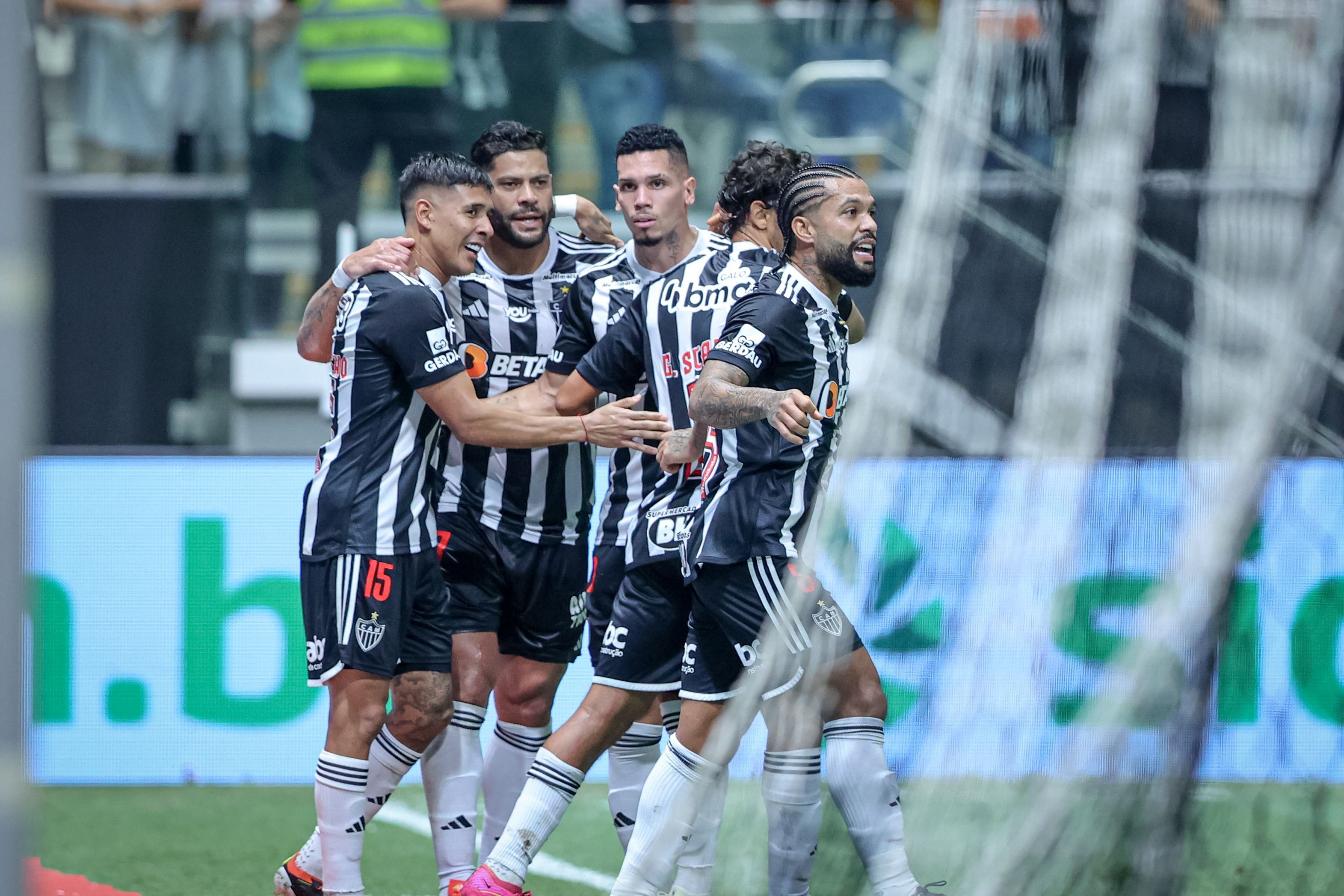 Comentarista da Globo se derrete por 'estilo Milito' no Atlético: 'Delícia de ver'