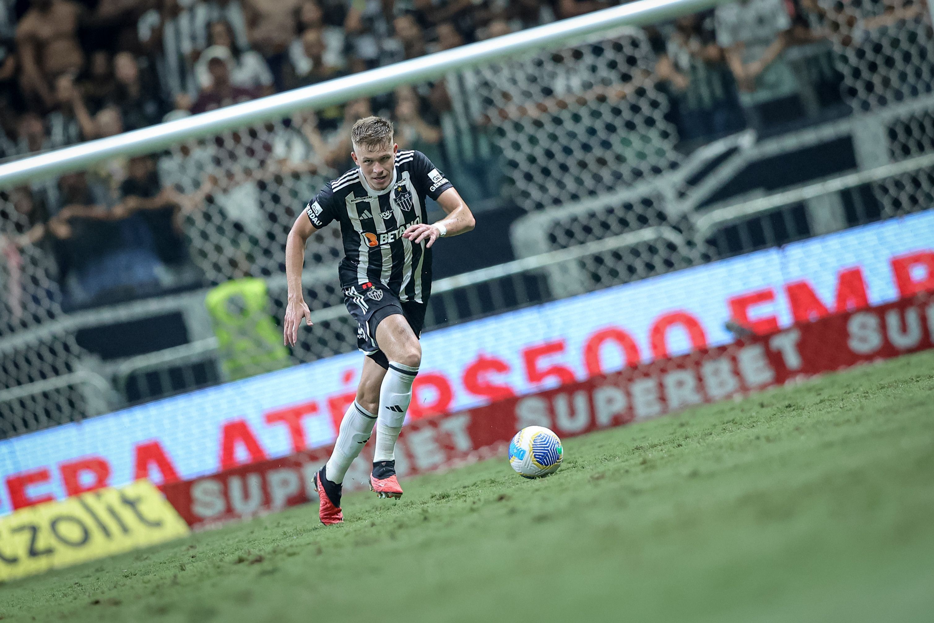 Teve lesão? Saiba a situação de Bruno Fuchs, zagueiro do Atlético