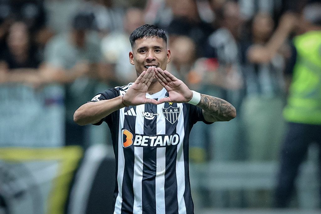 Meia Zaracho atinge importante marca com a camisa do Atlético