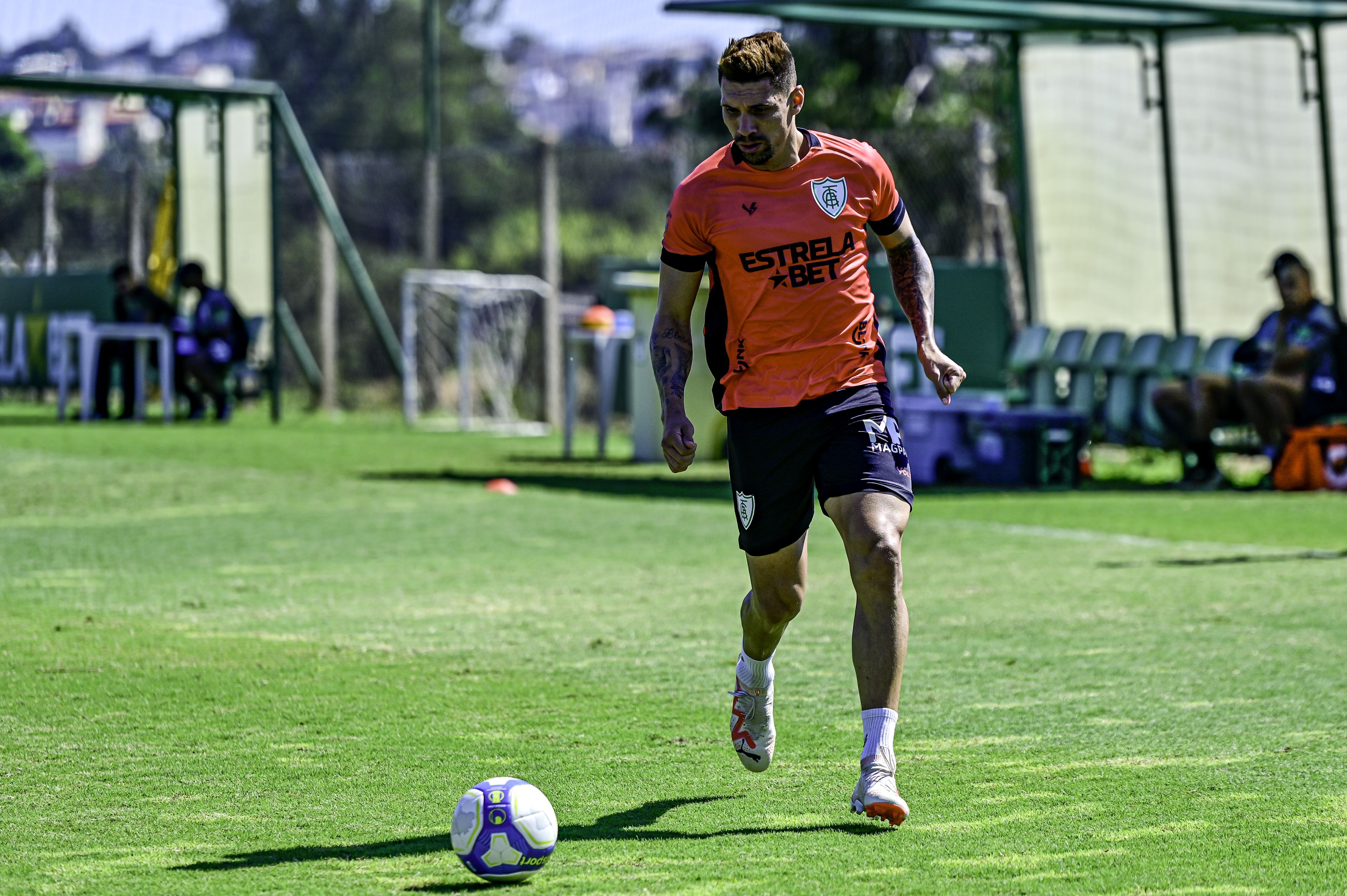 Recuperado de lesão, Moisés será reforço do América para jogo pela Série B
