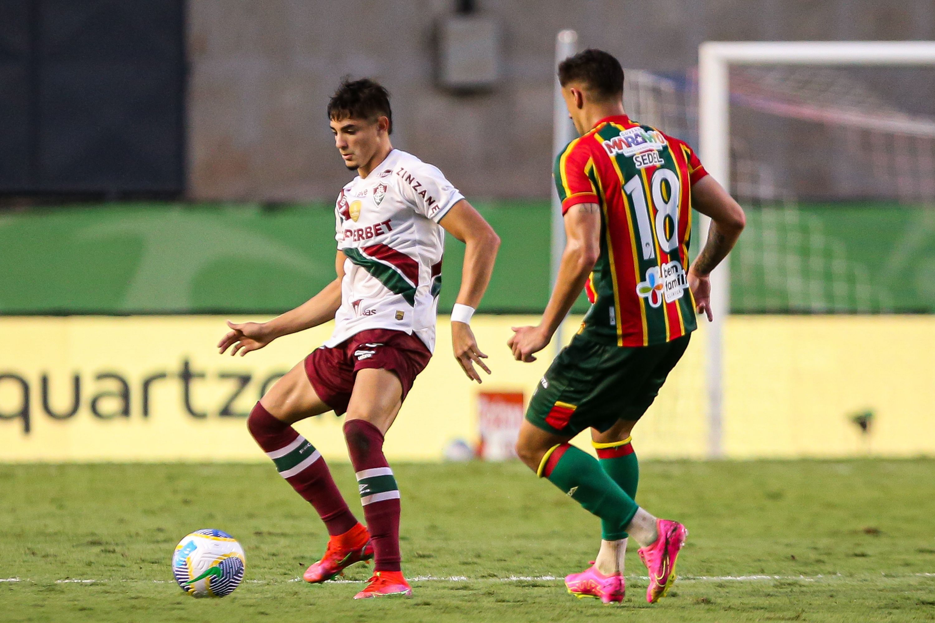 Jovem da base ‘passa no teste’ e pode ser surpresa do Fluminense diante do Atlético