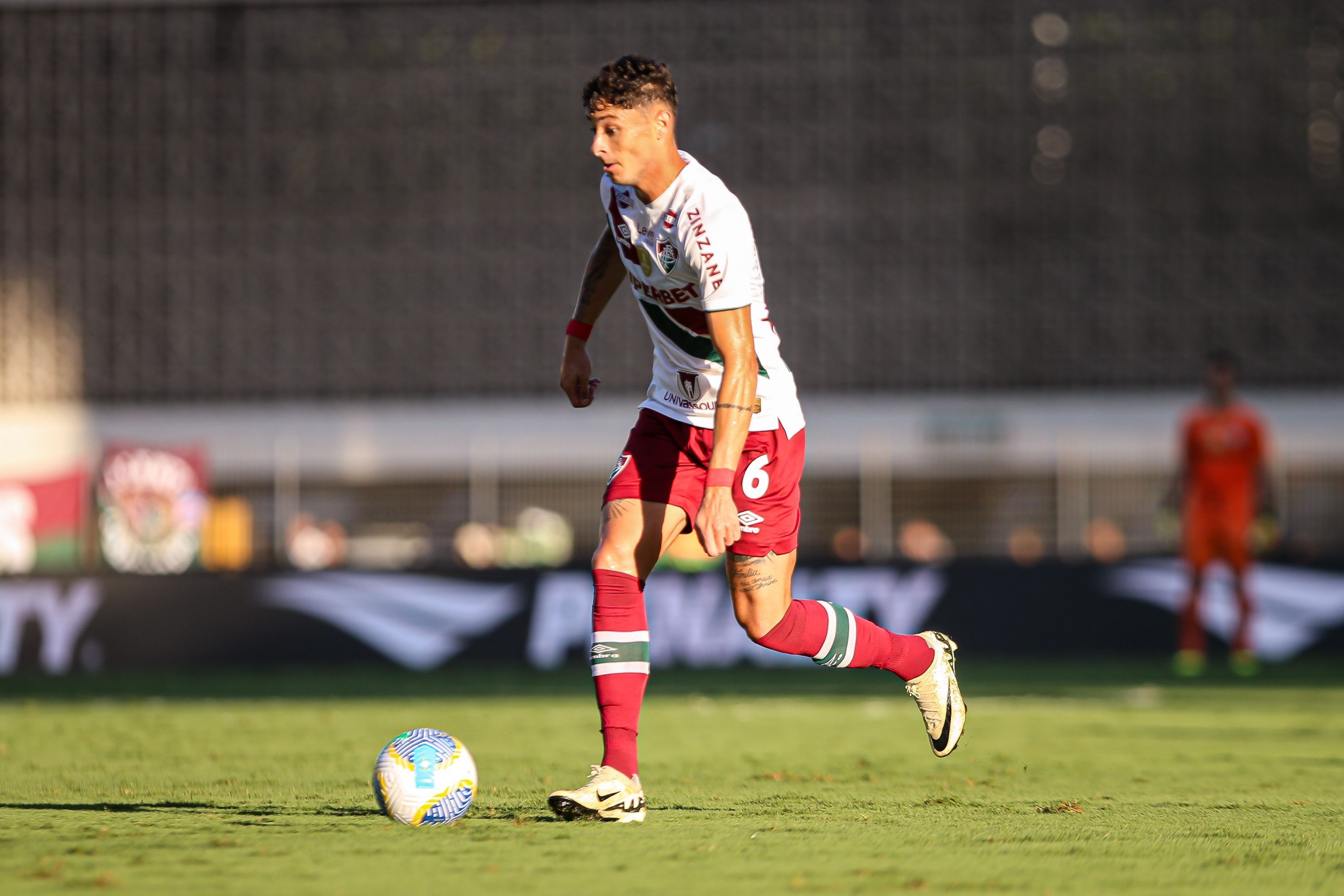Diogo Barbosa rebate críticas da torcida contra Fernando Diniz, do Fluminense