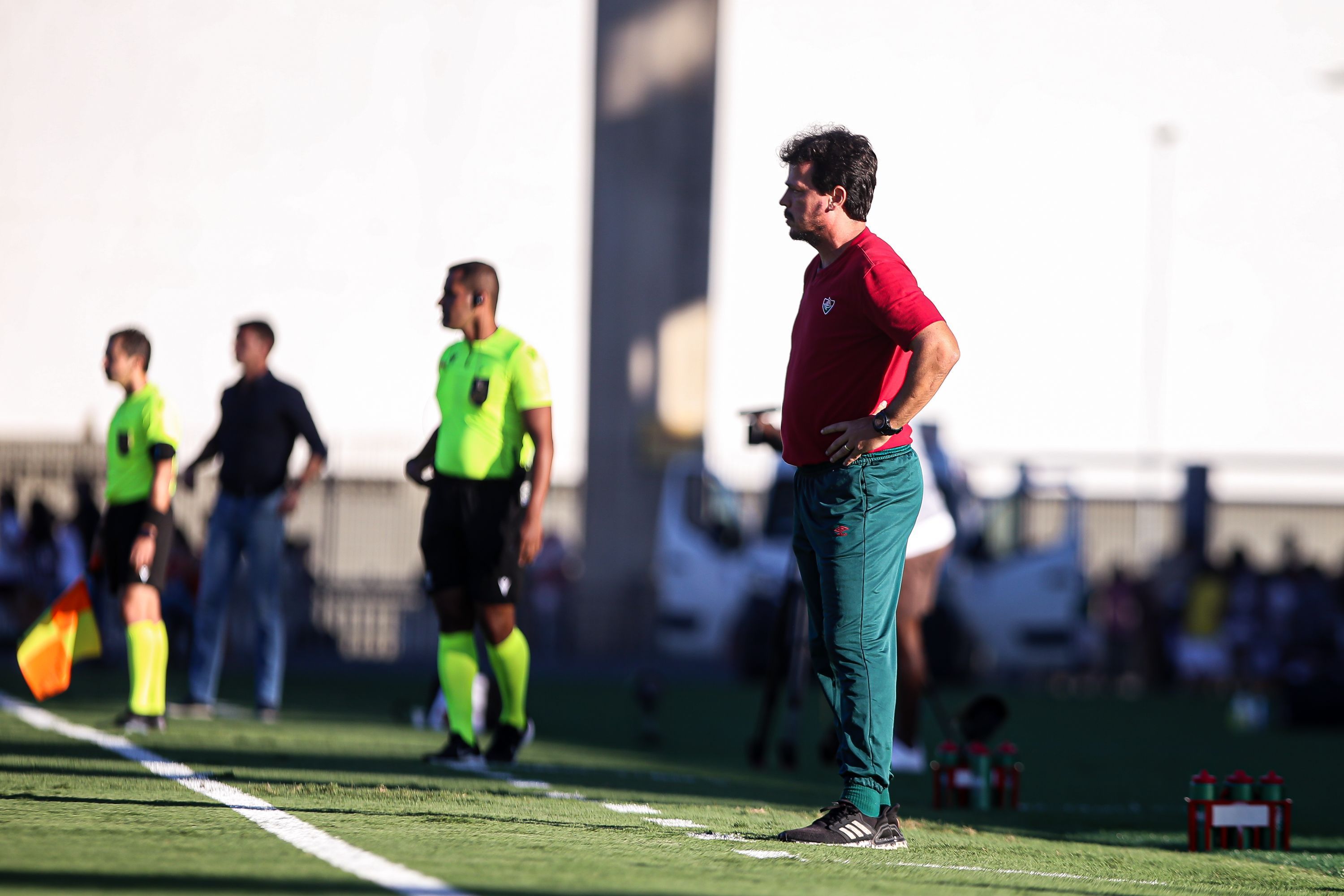 Fernando Diniz encerra assunto John Kennedy no Fluminense: ‘Diretoria foi clara’