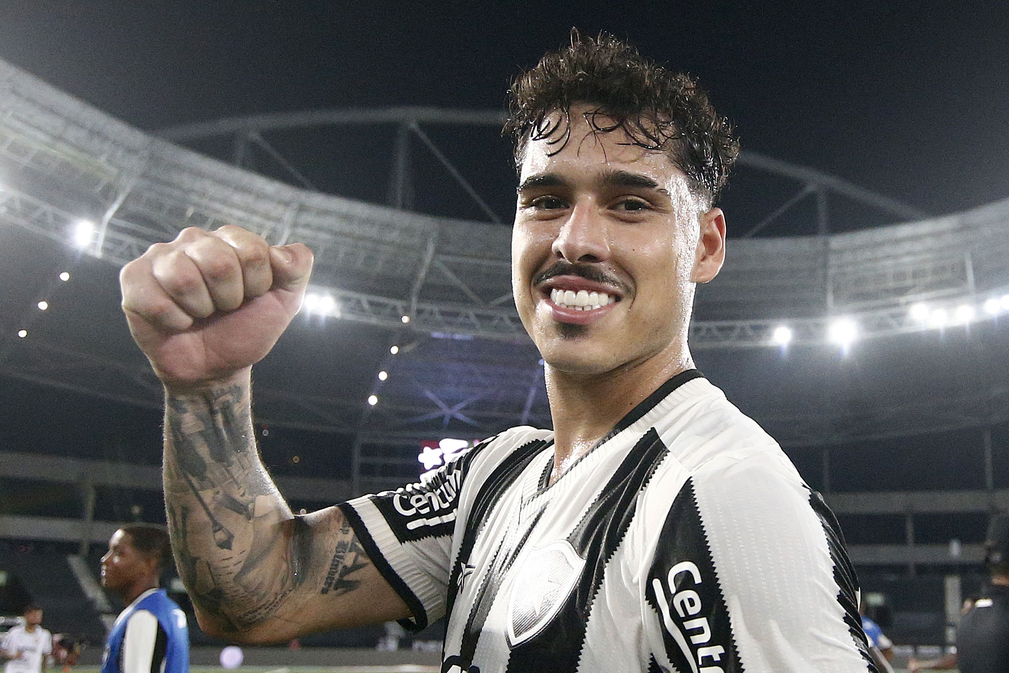 Zagueiro do Botafogo destaca trabalho de Artur Jorge: 'Nos encoraja muito'