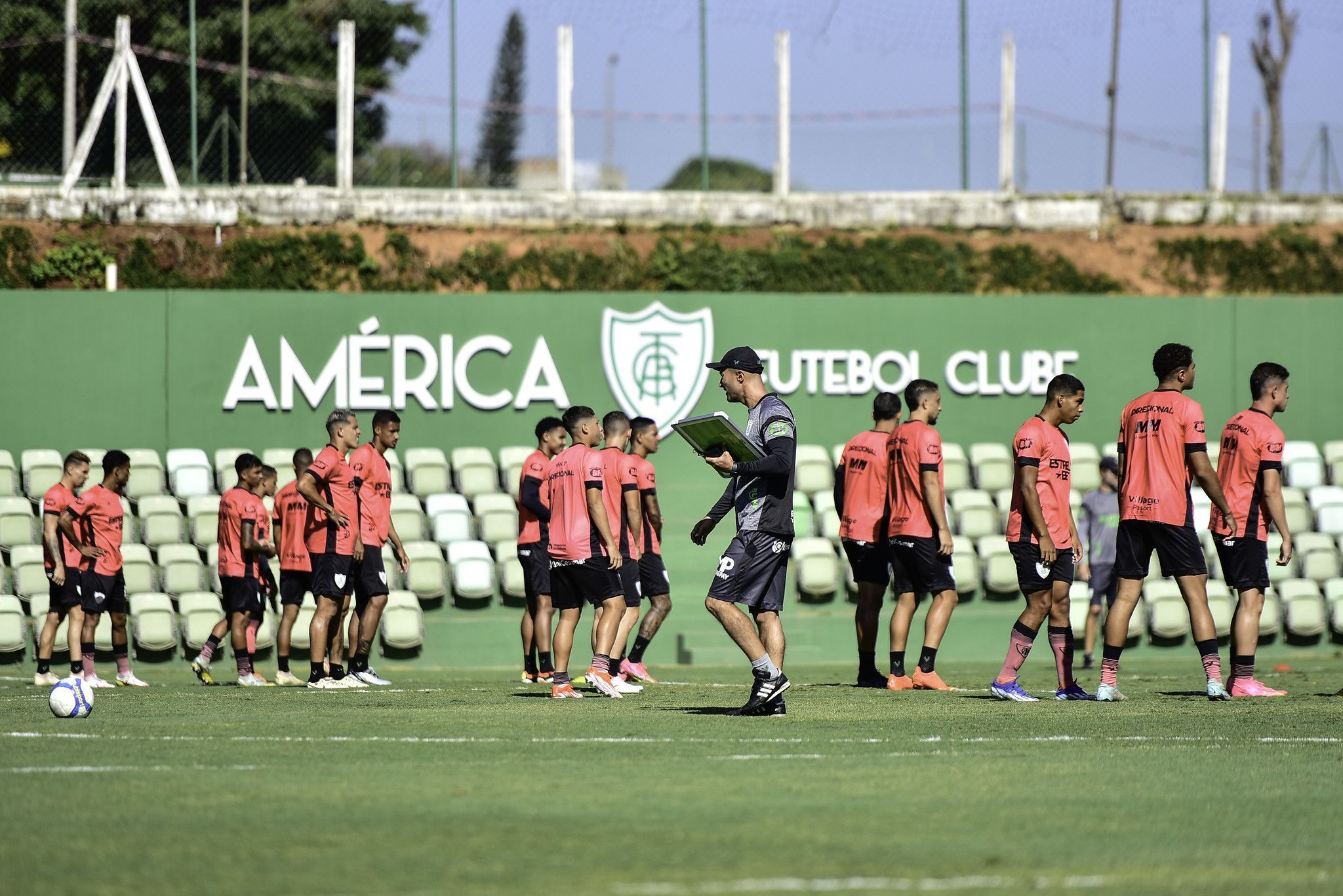 Com duas novidades, veja relacionados do América para duelo com a Chapecoense