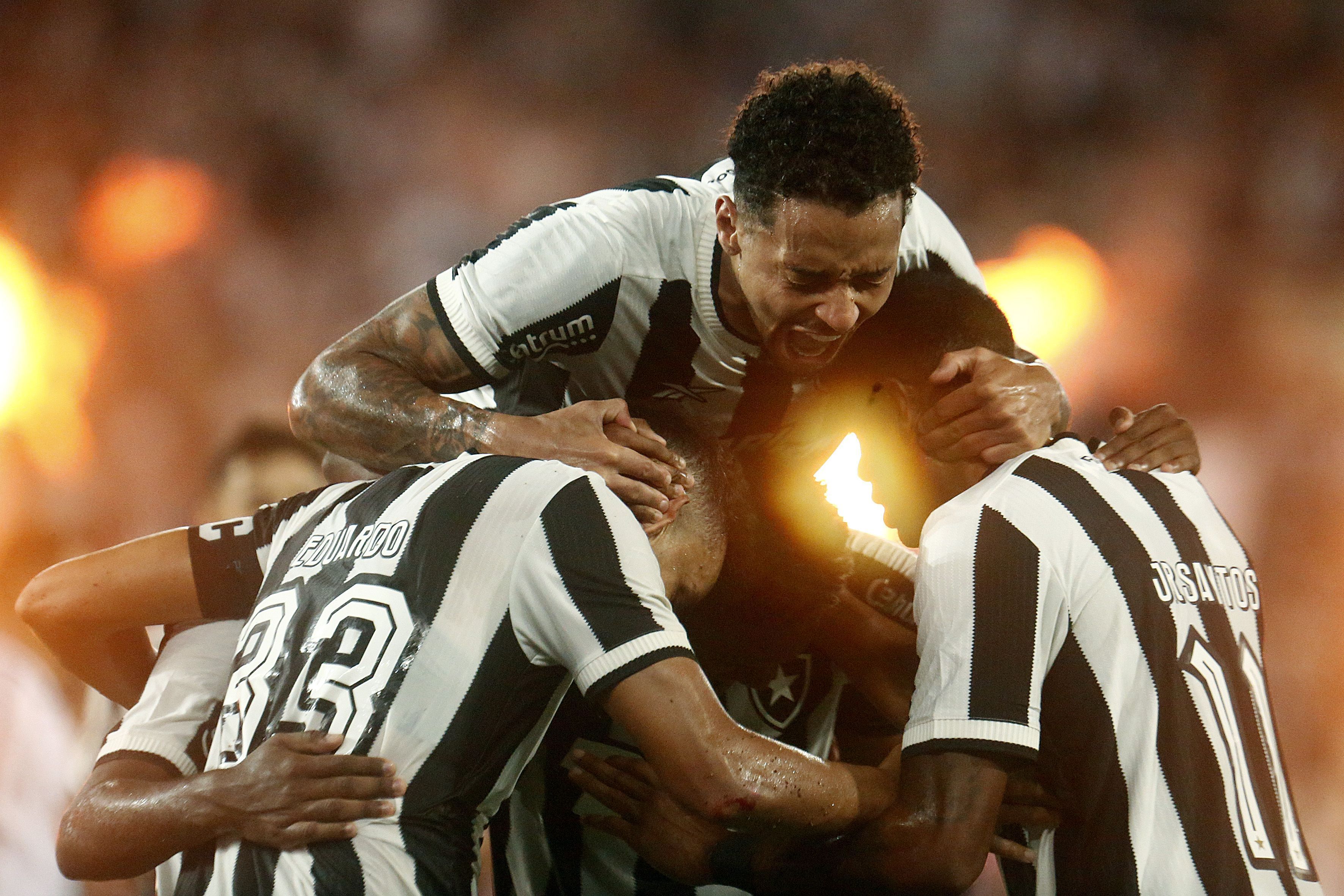 Artur Jorge encontra soluções, roda elenco e Botafogo 'engata a quinta'