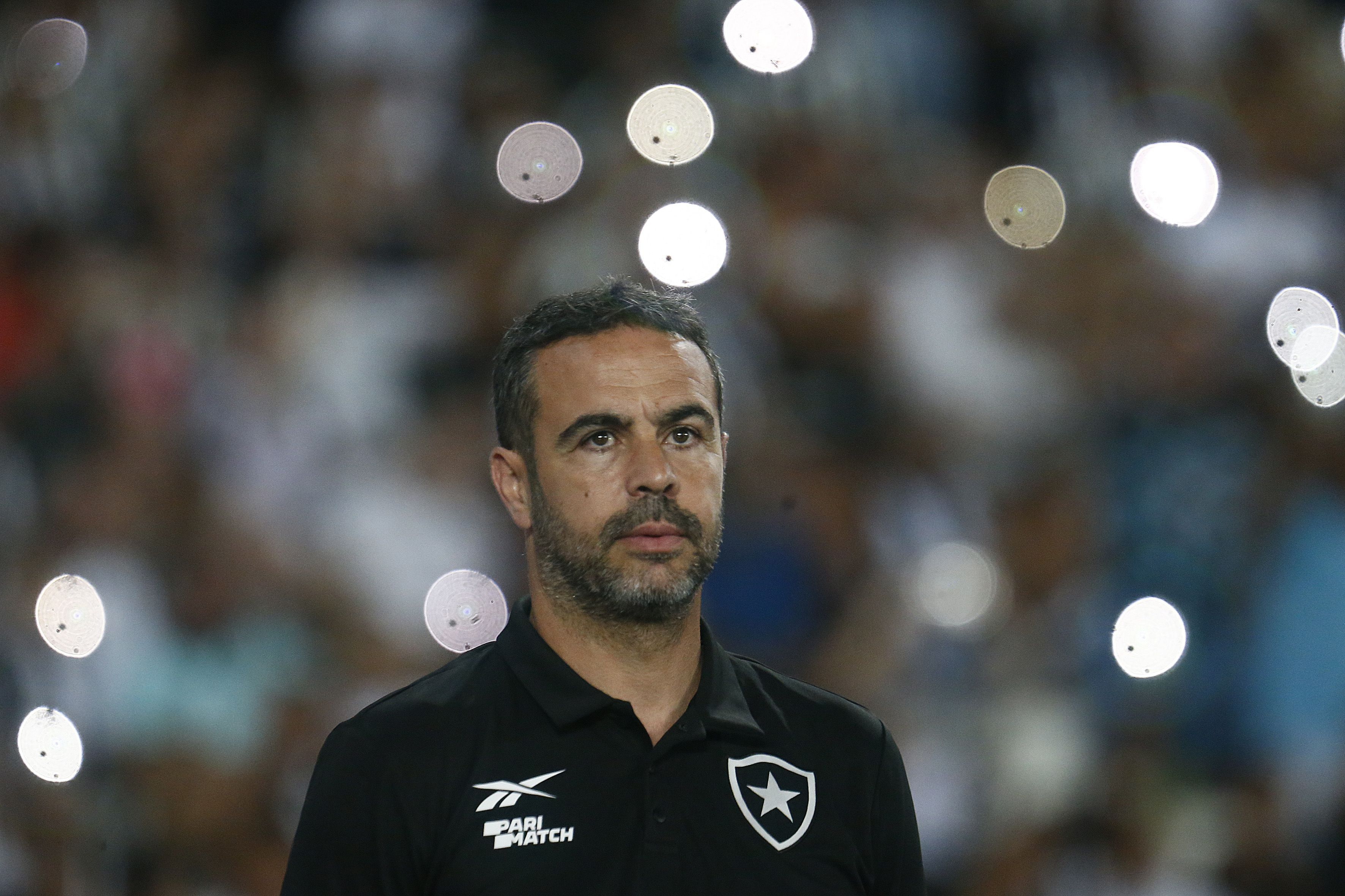 Apesar da vitória, Artur Jorge é crítico ao Botafogo: ‘Primeira parte apática’