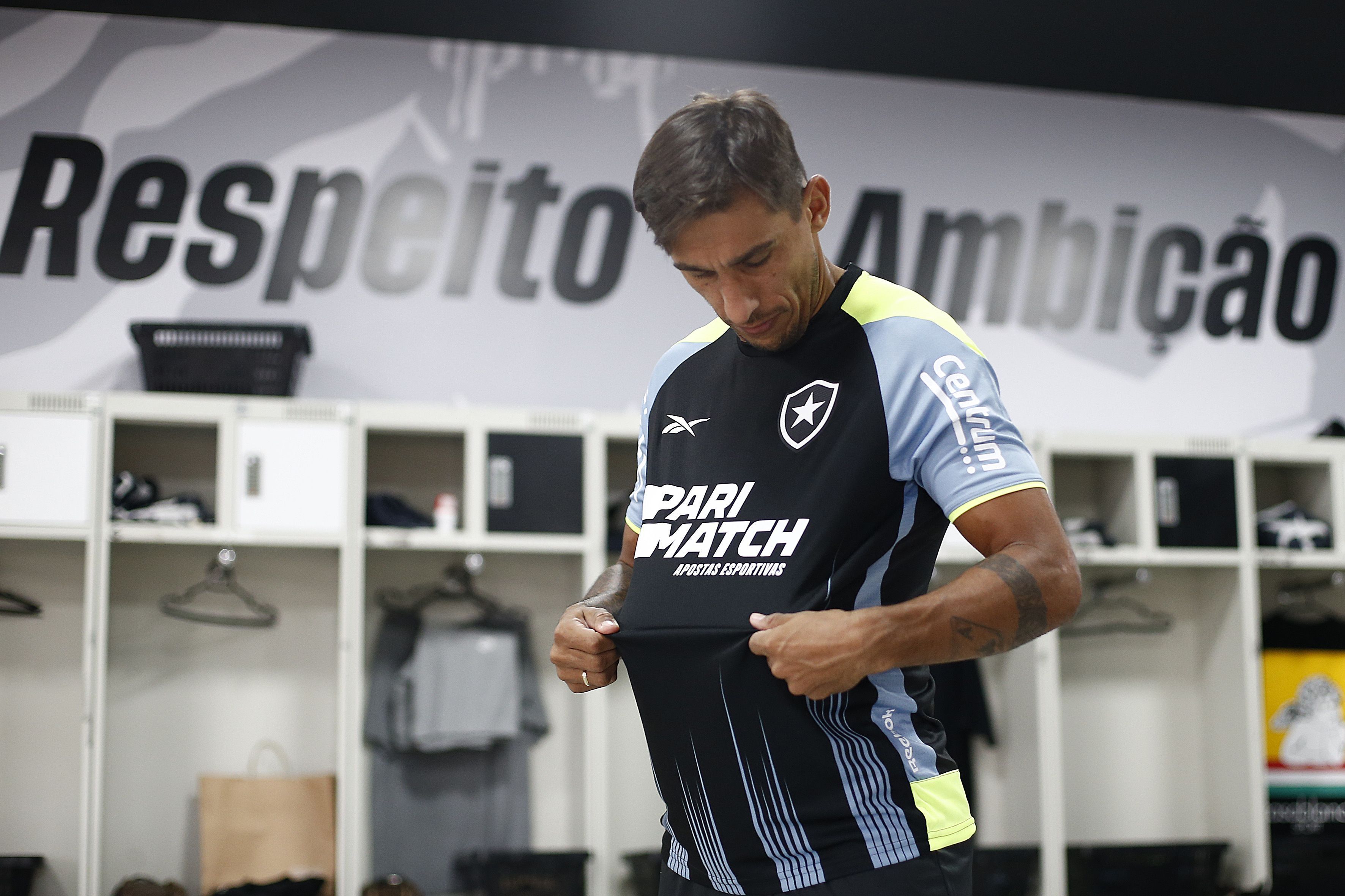 Damián Suárez pede para não viajar e aumenta problemas do Botafogo
