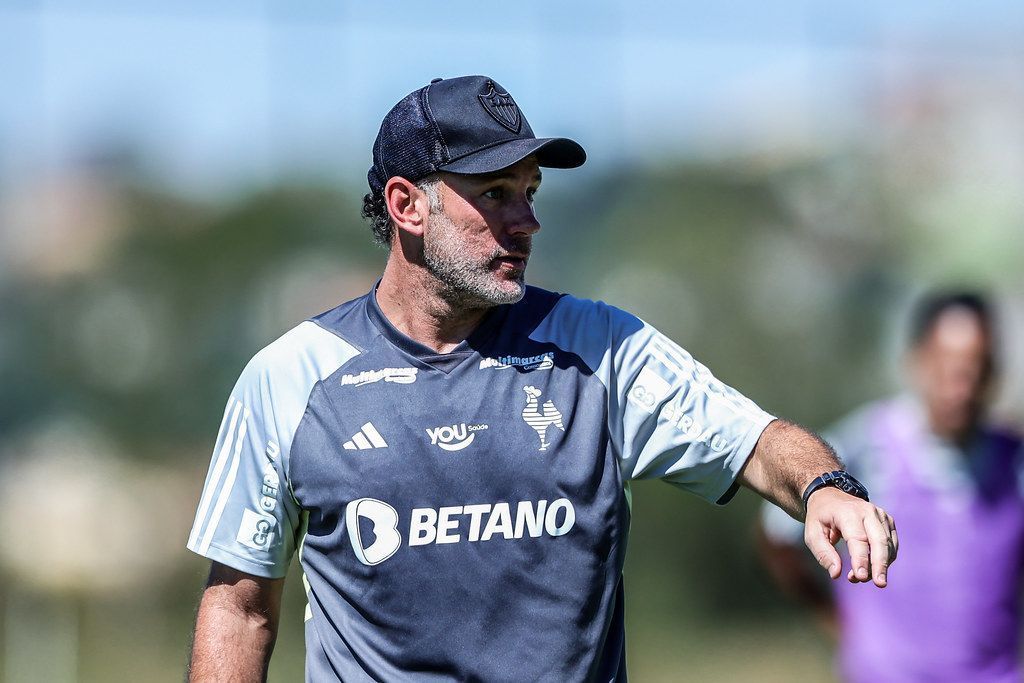 Ex-Atlético, Milito é candidato a assumir gigante sul-americano, diz TV