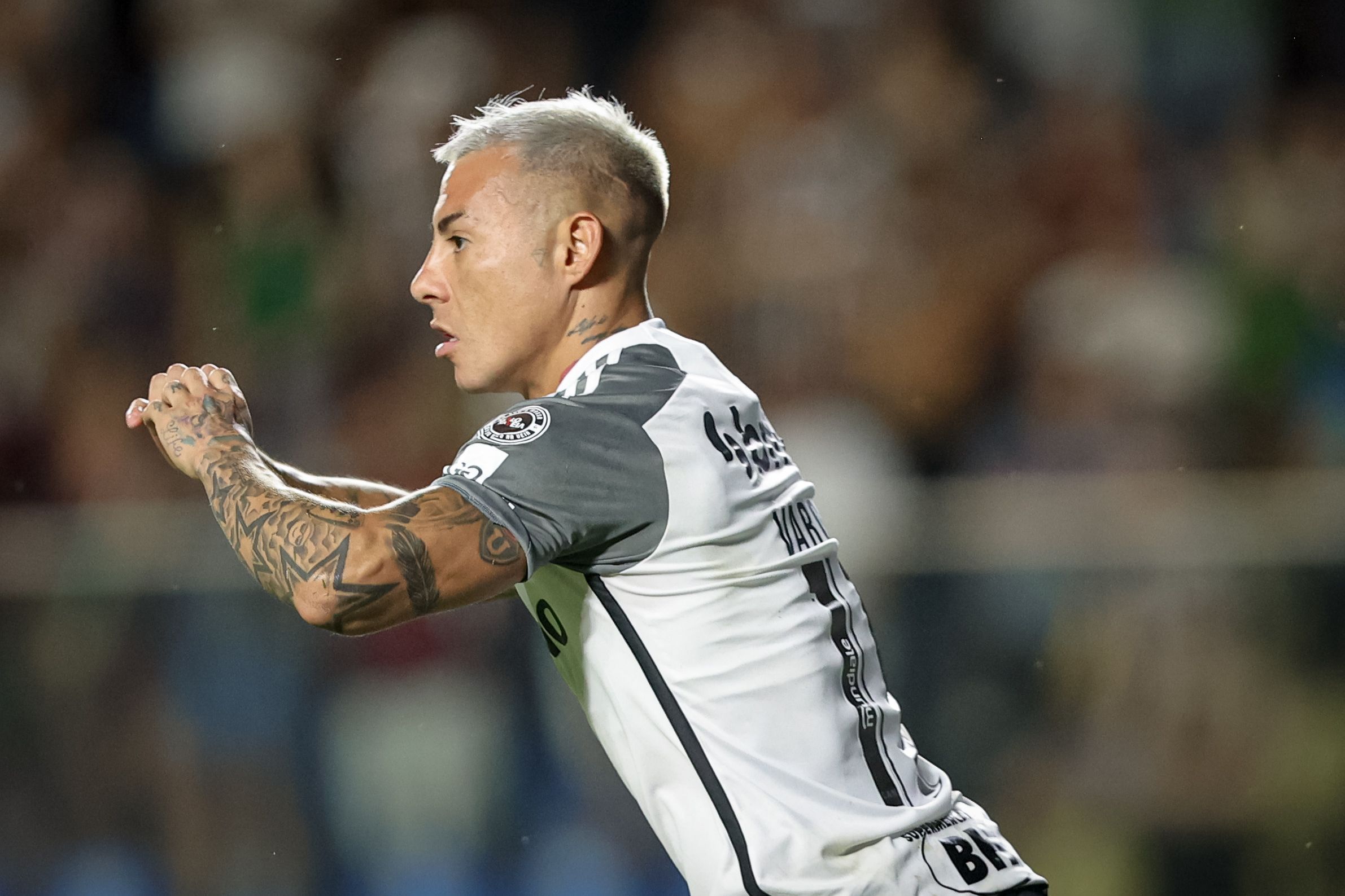Com brilho de Milito e Vargas, Atlético arranca empate com o Fluminense