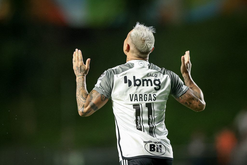 Vargas cresce com Milito e atinge importante feito pelo Atlético