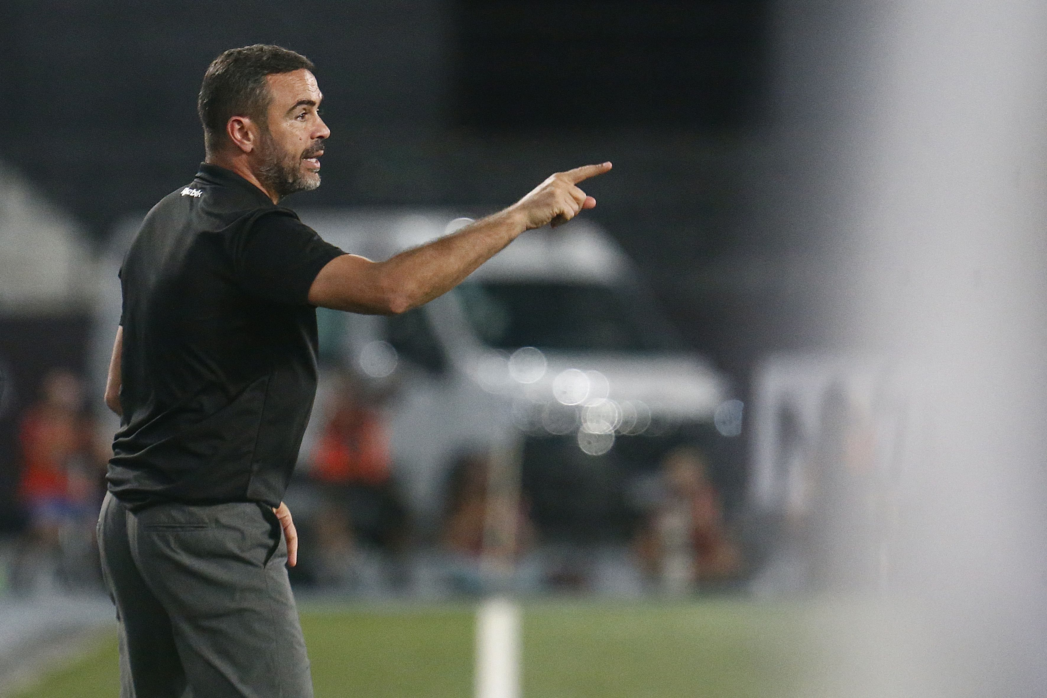 Botafogo: Artur Jorge explica entrada de Barboza como atacante