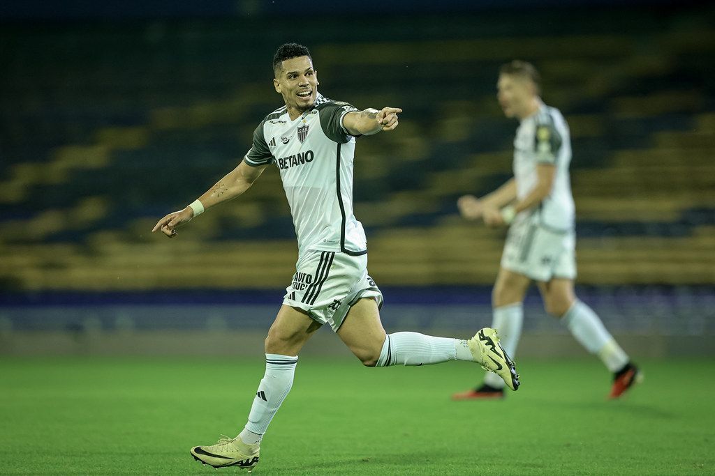Paulinho chega a 40 gols pelo Atlético e sobe em ranking