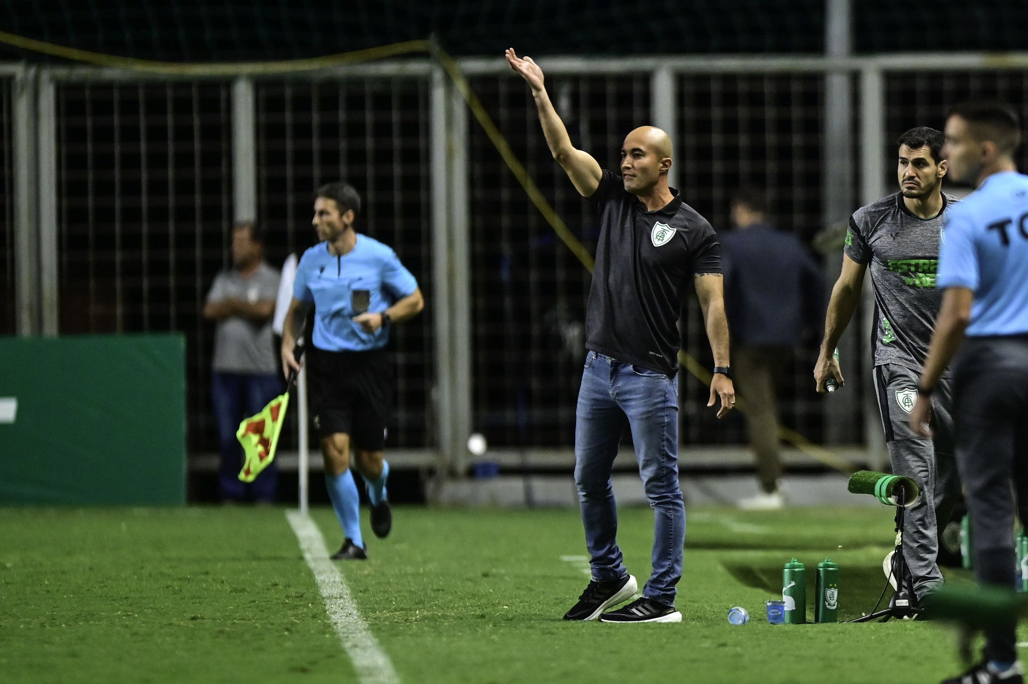Cauan de Almeida exalta elenco do América na Série B e projeta acesso 'jogo a jogo'