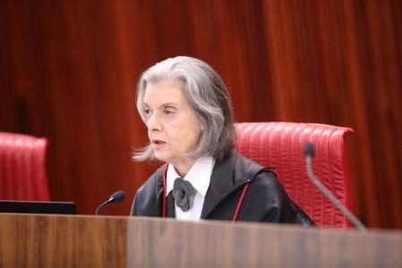Desinformação e IA são desafios para Cármen Lúcia no comando do TSE | CNN Brasil