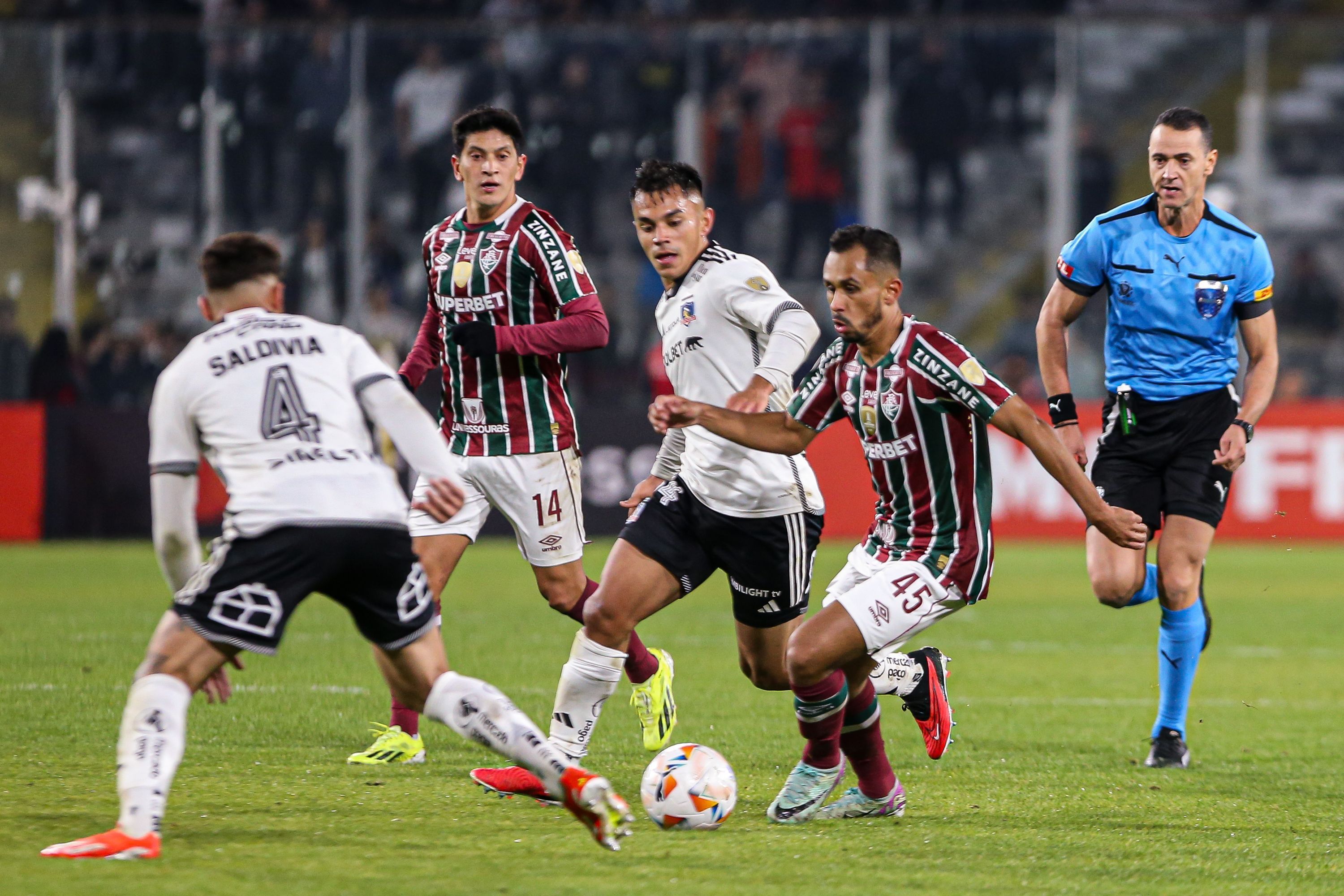 Torcedor do Colo-Colo é flagrado fazendo gestos racistas contra o Fluminense