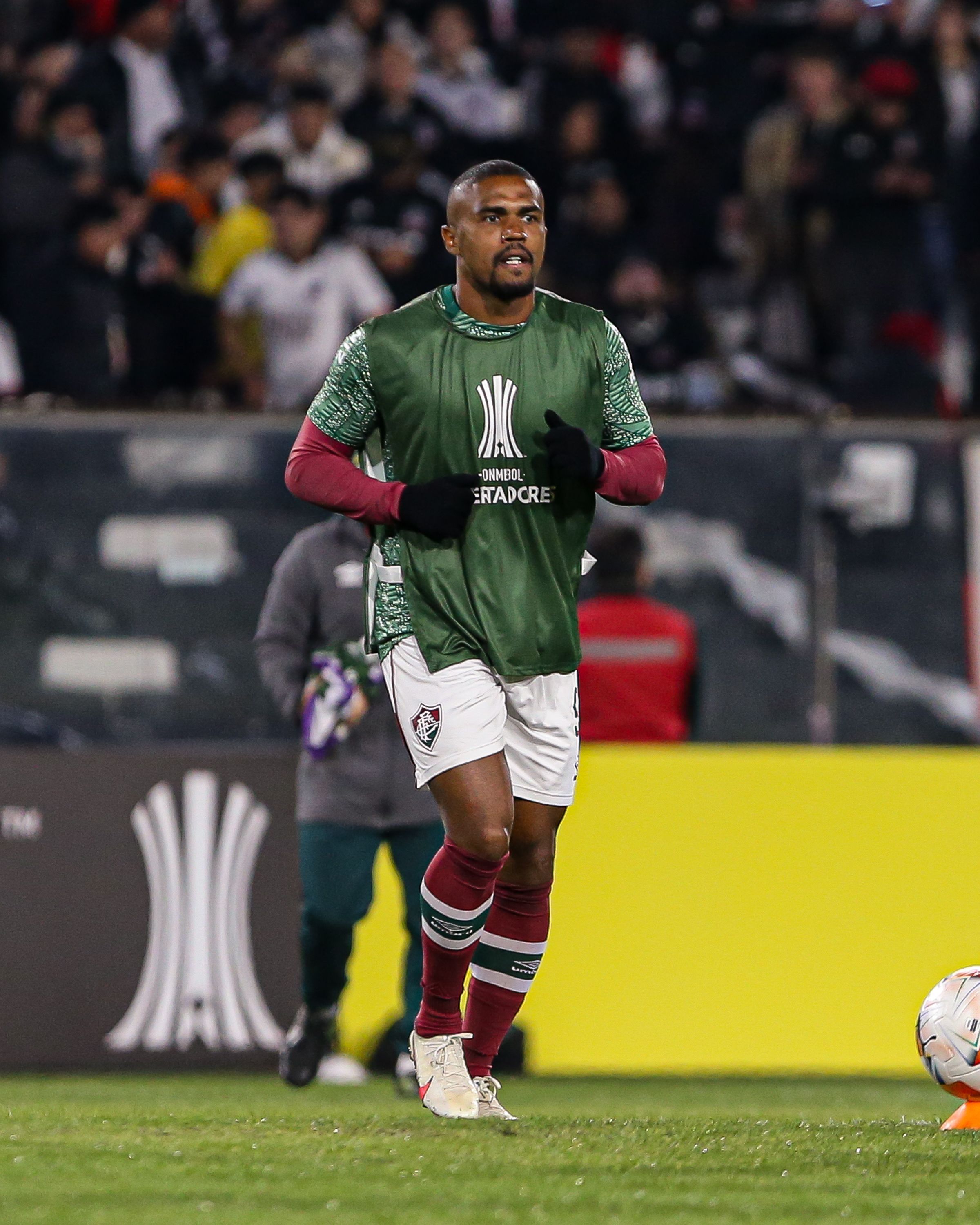 Douglas Costa tem lesão na coxa direita e pode ser mais um desfalque no Fluminense