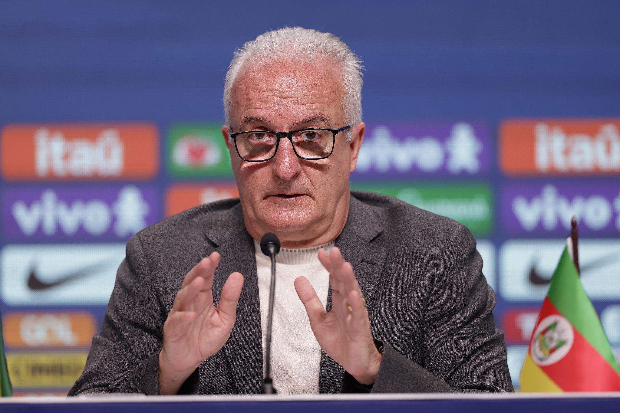 Dorival tem apoio do torcedor na Seleção e é mais popular entre os jovens, diz pesquisa