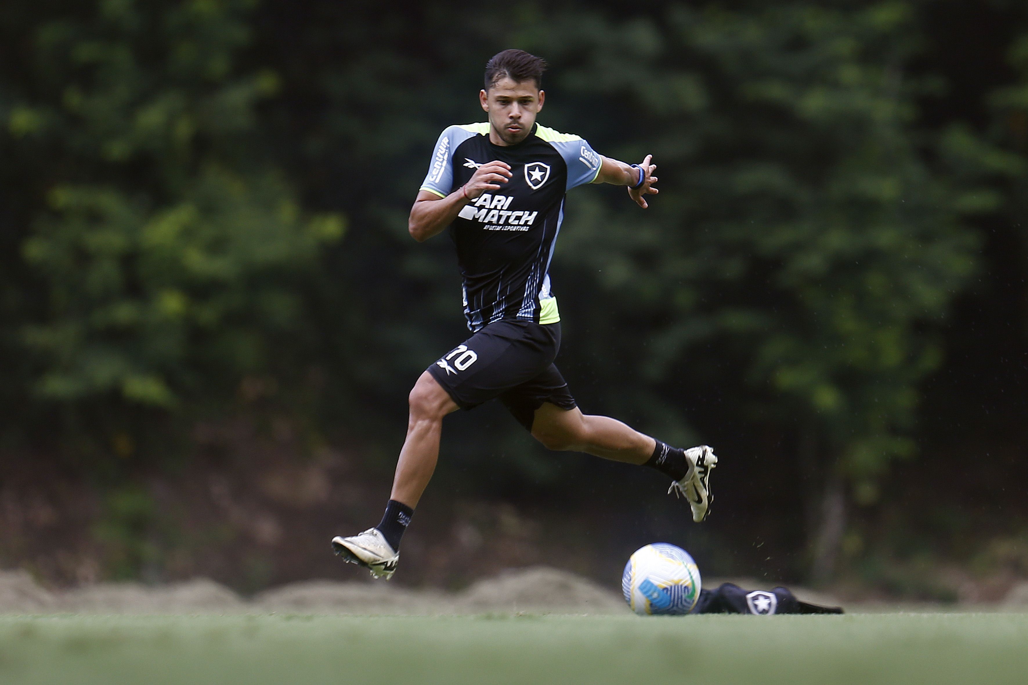 Romero se posiciona após afastamento no Botafogo: 'Decisão apressada'