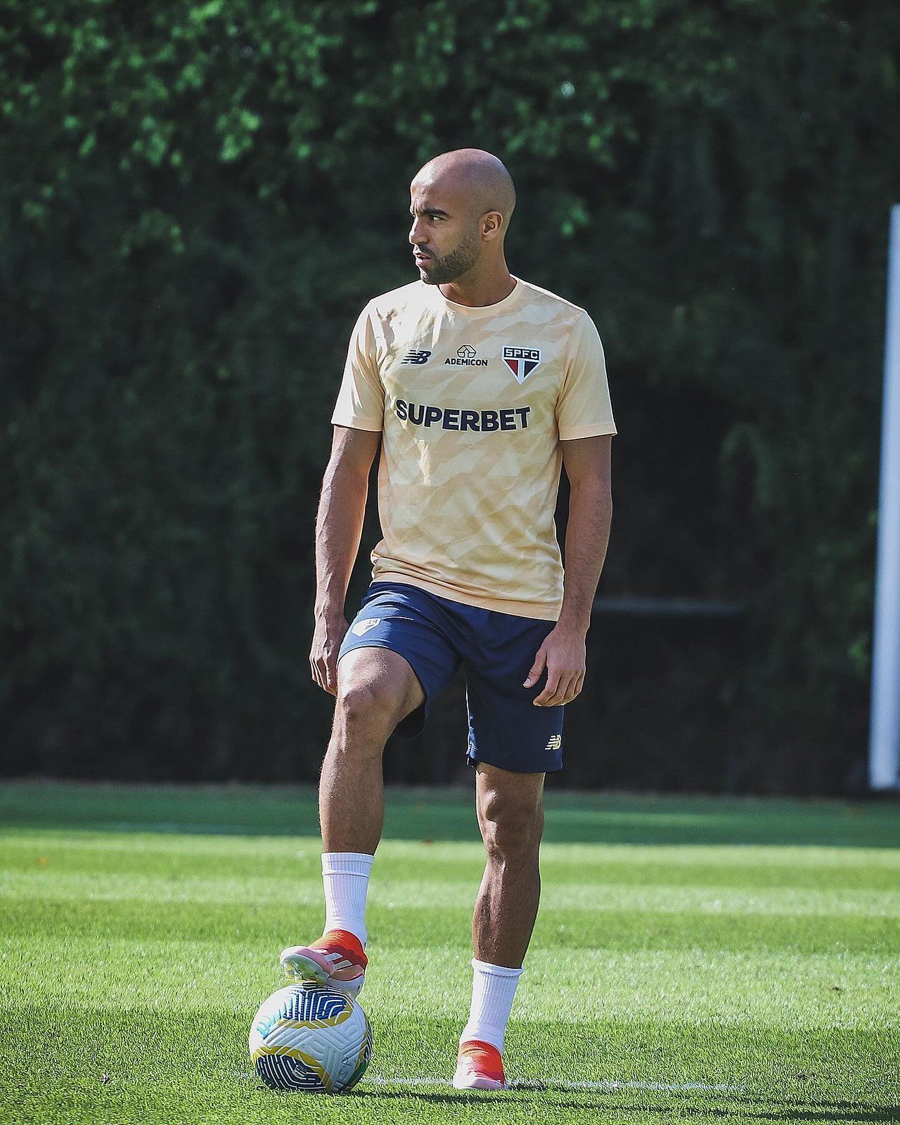 Zubeldía sinaliza quando deve contar com Lucas no São Paulo