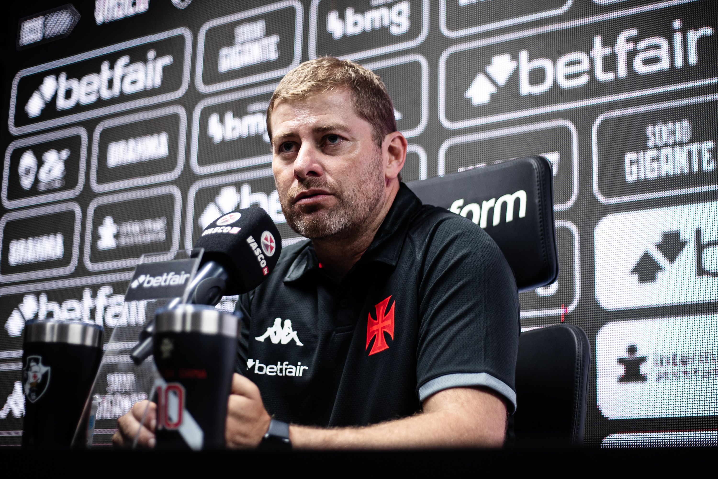 Interino do Vasco comenta sobre a situação de Medel com elenco
