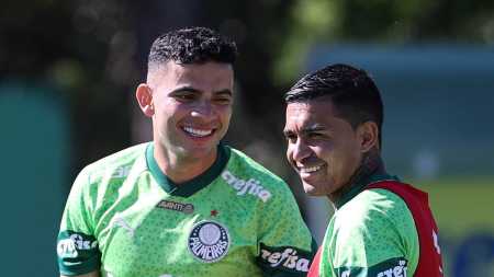 Bruno Rodrigues e Dudu, do Palmeiras, durante treinamento na Academia de Futebol.