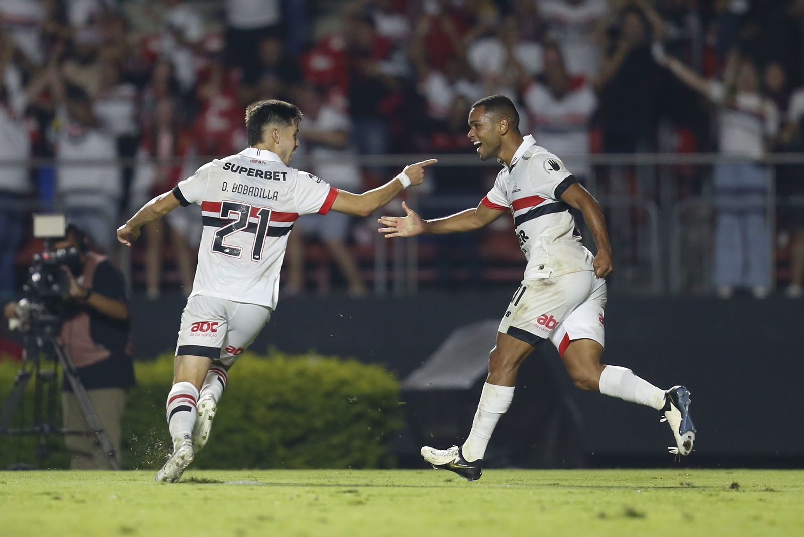 São Paulo vira sobre Fluminense, encosta no G4 e deixa rival na zona de queda