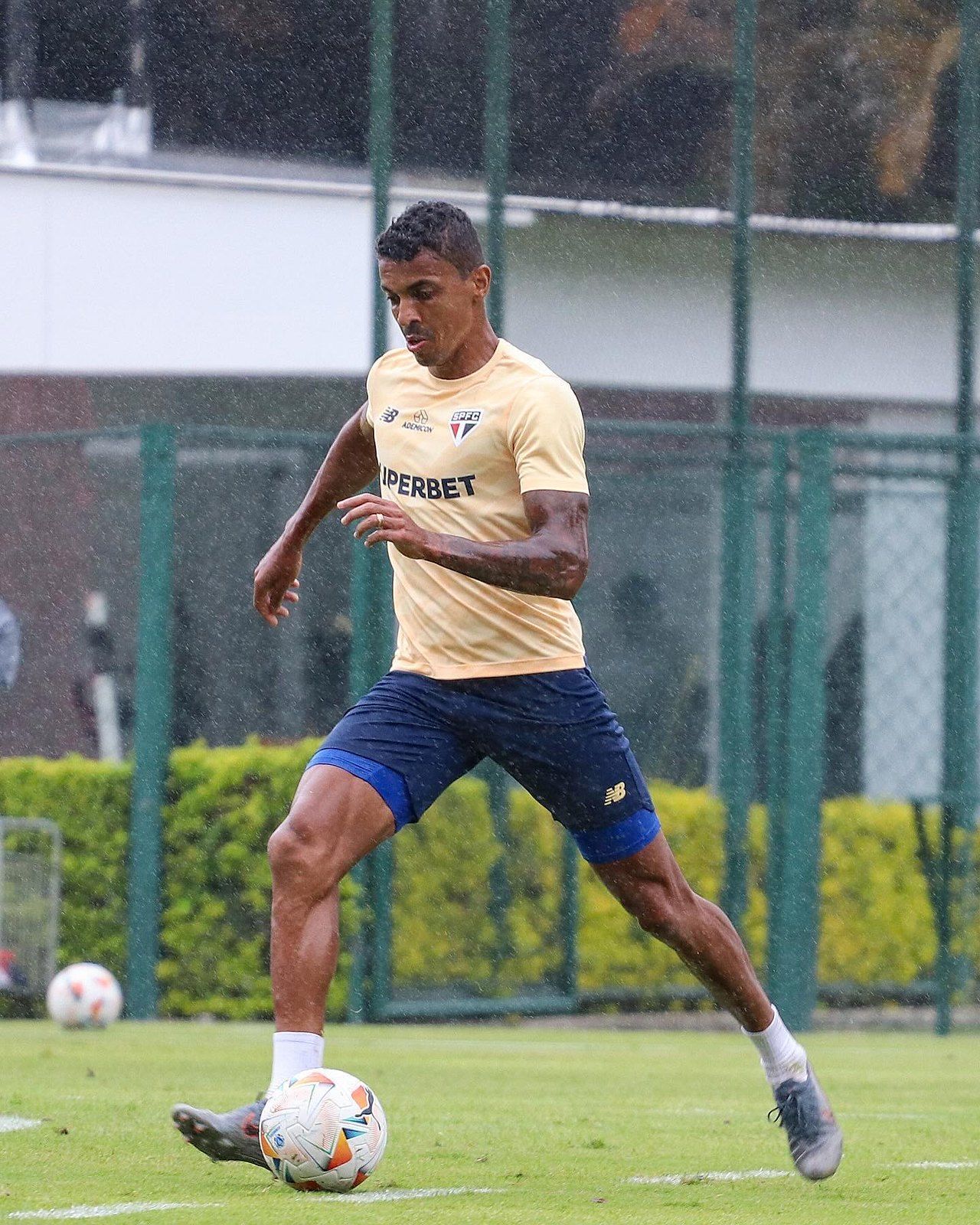 Luiz Gustavo volta ao São Paulo após lesão e fala em 'paciência' para ganhar espaço