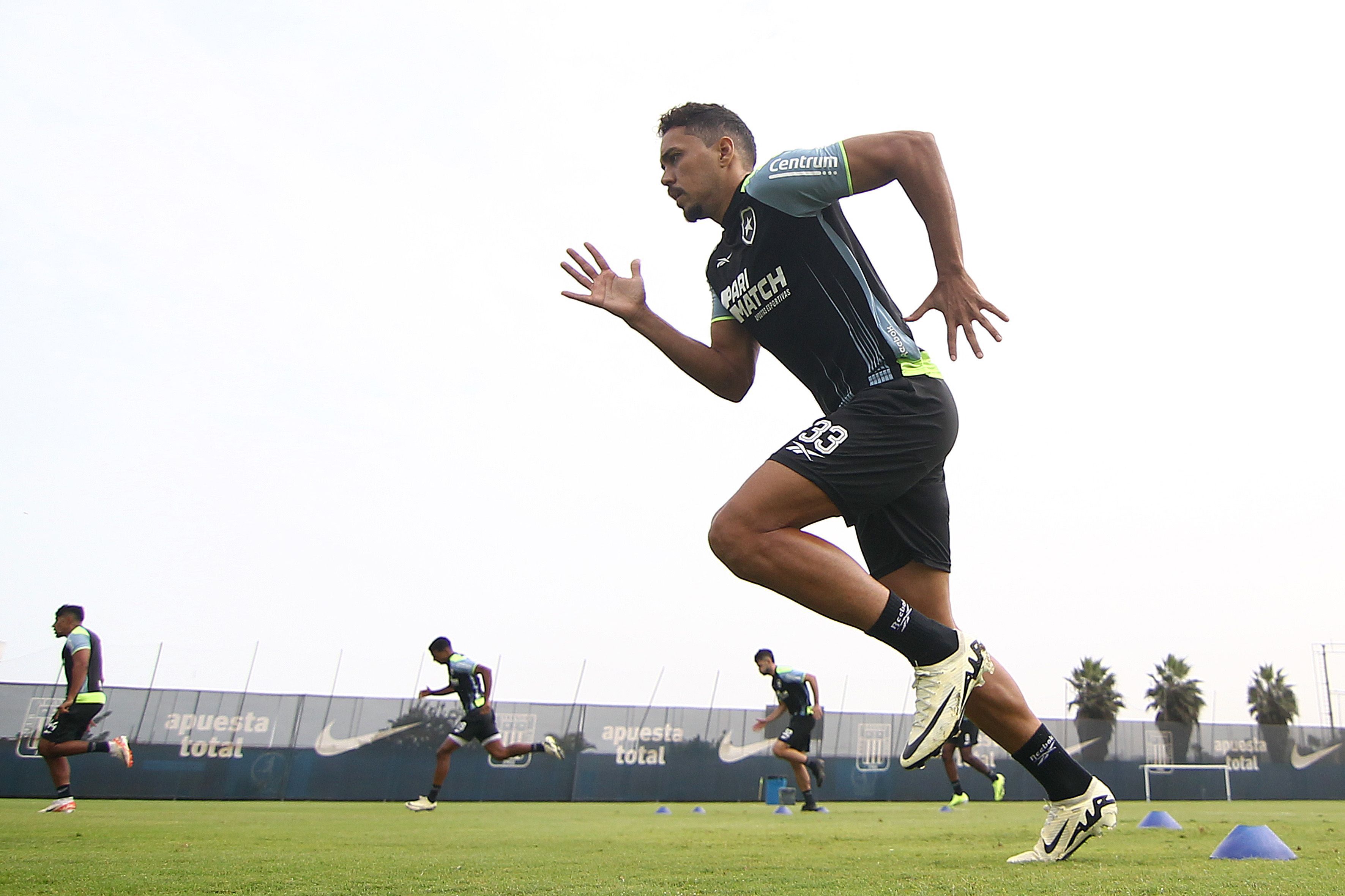 Universitario x Botafogo: Eduardo treina com o grupo em Lima