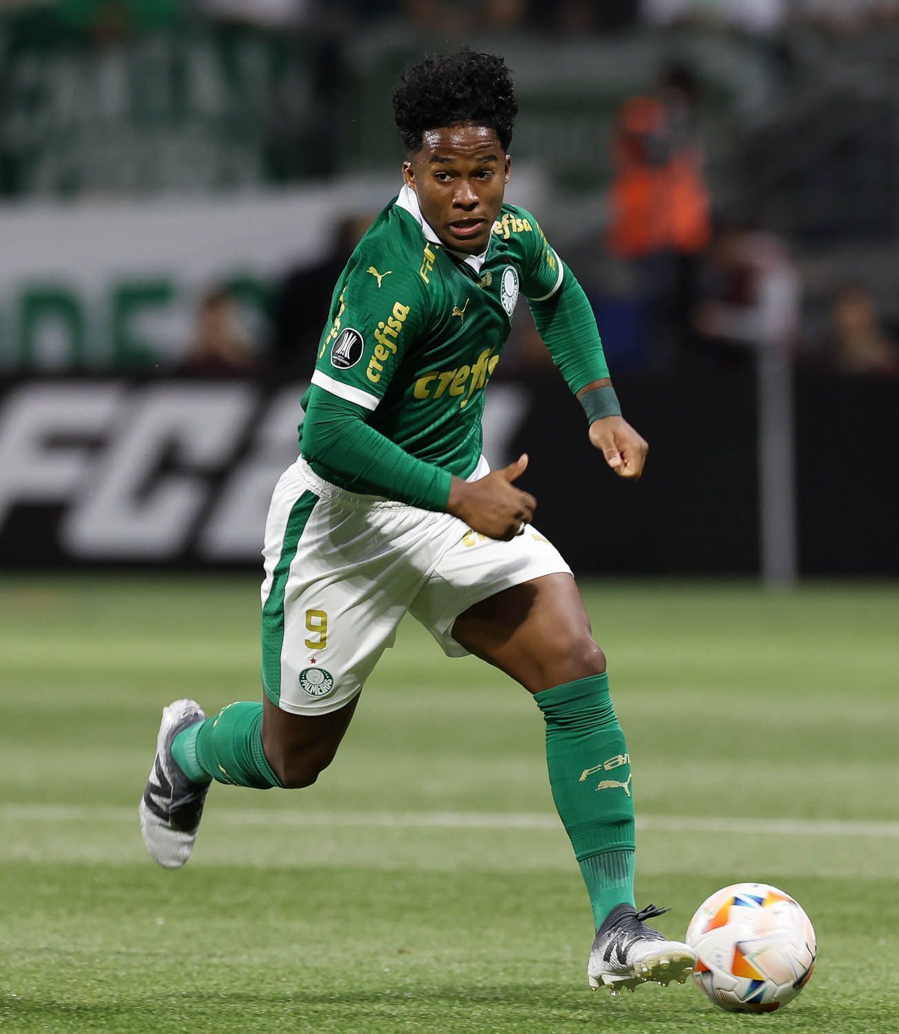 Exames apontam edema na coxa direita de Endrick, do Palmeiras