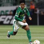 Exames apontam edema na coxa direita de Endrick, do Palmeiras