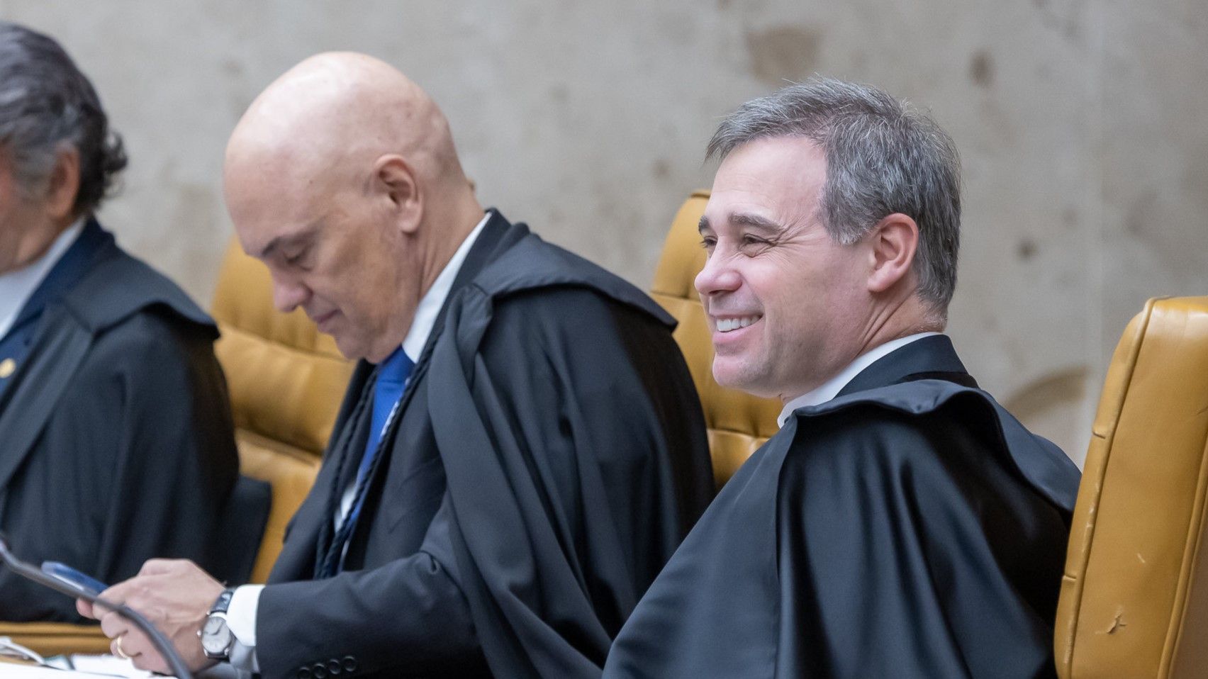 Menonça e Moraes discutem calorosamente nos bastidores do STF