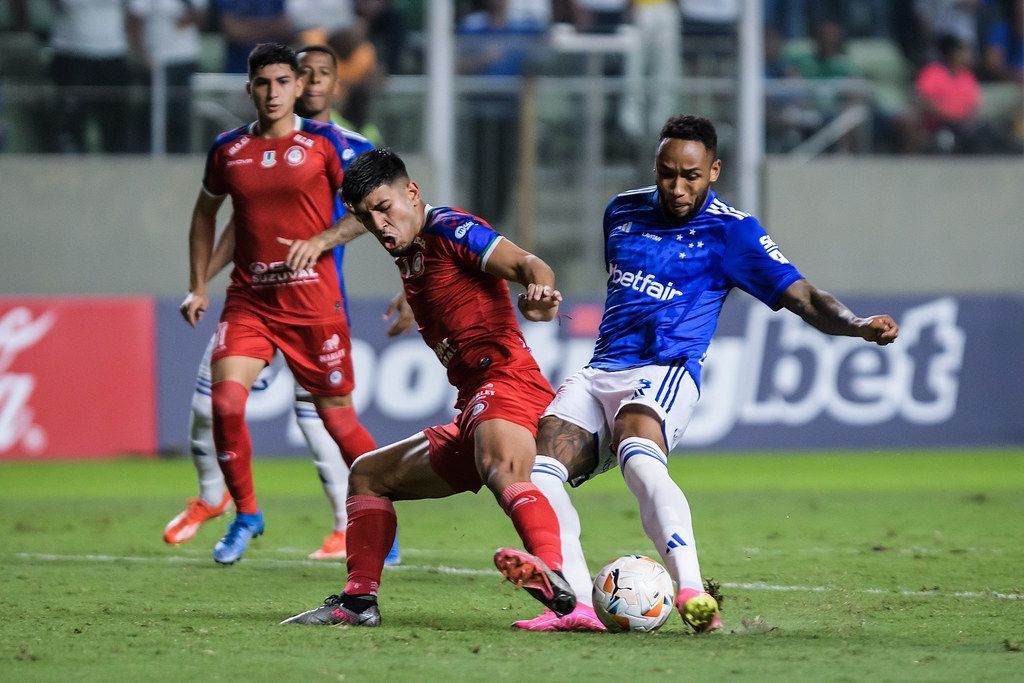 Deyverson acompanha vitória do Cruzeiro pela Copa Sul-Americana