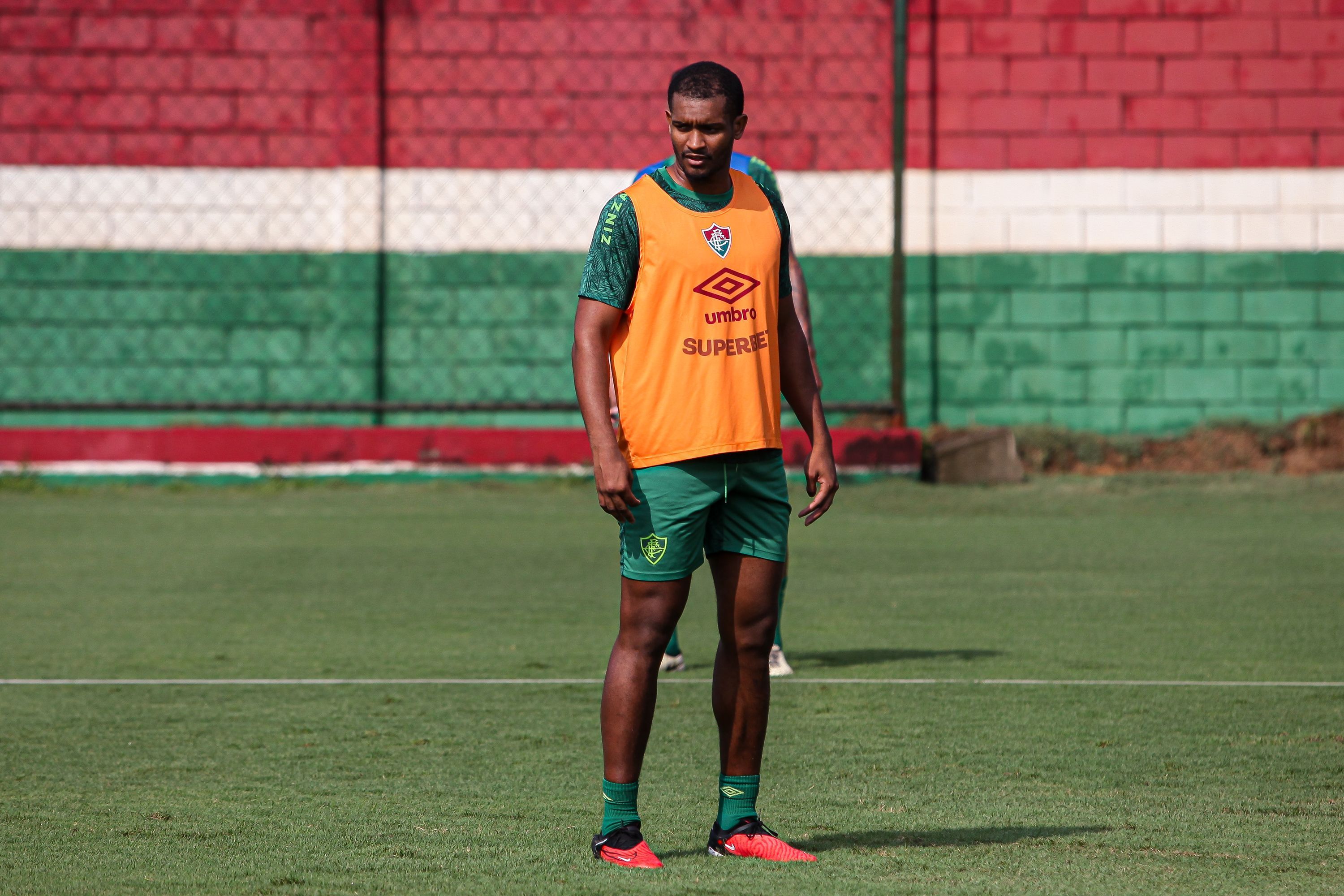 Marlon volta a treinar no gramado e ficar perto de retorno no Fluminense